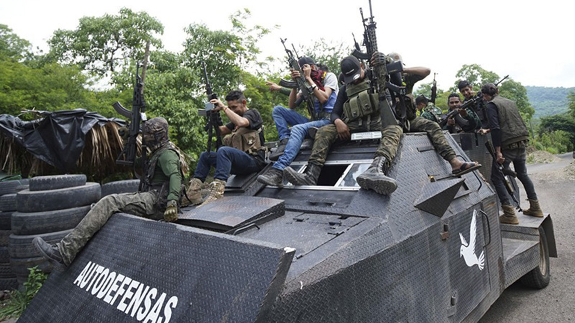 Hombres armados lucen abordo de un vehículo monstruo blindado en Coalcomán, Michoacán (Foto: Facebook@OnceNoticiasTV)