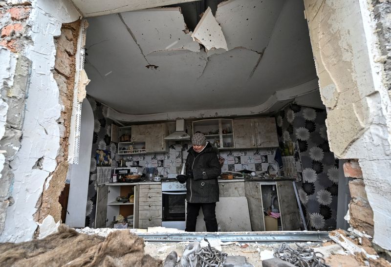 Liubov Onyschenko, tratando de recuperar algunos elementos personales de su casa fuertemente dañada la última semana por un ataque de misiles rusos en el pueblo de Kupriianivka, región de Zaporiyia, Ucrania. REUTERS/Stringer
