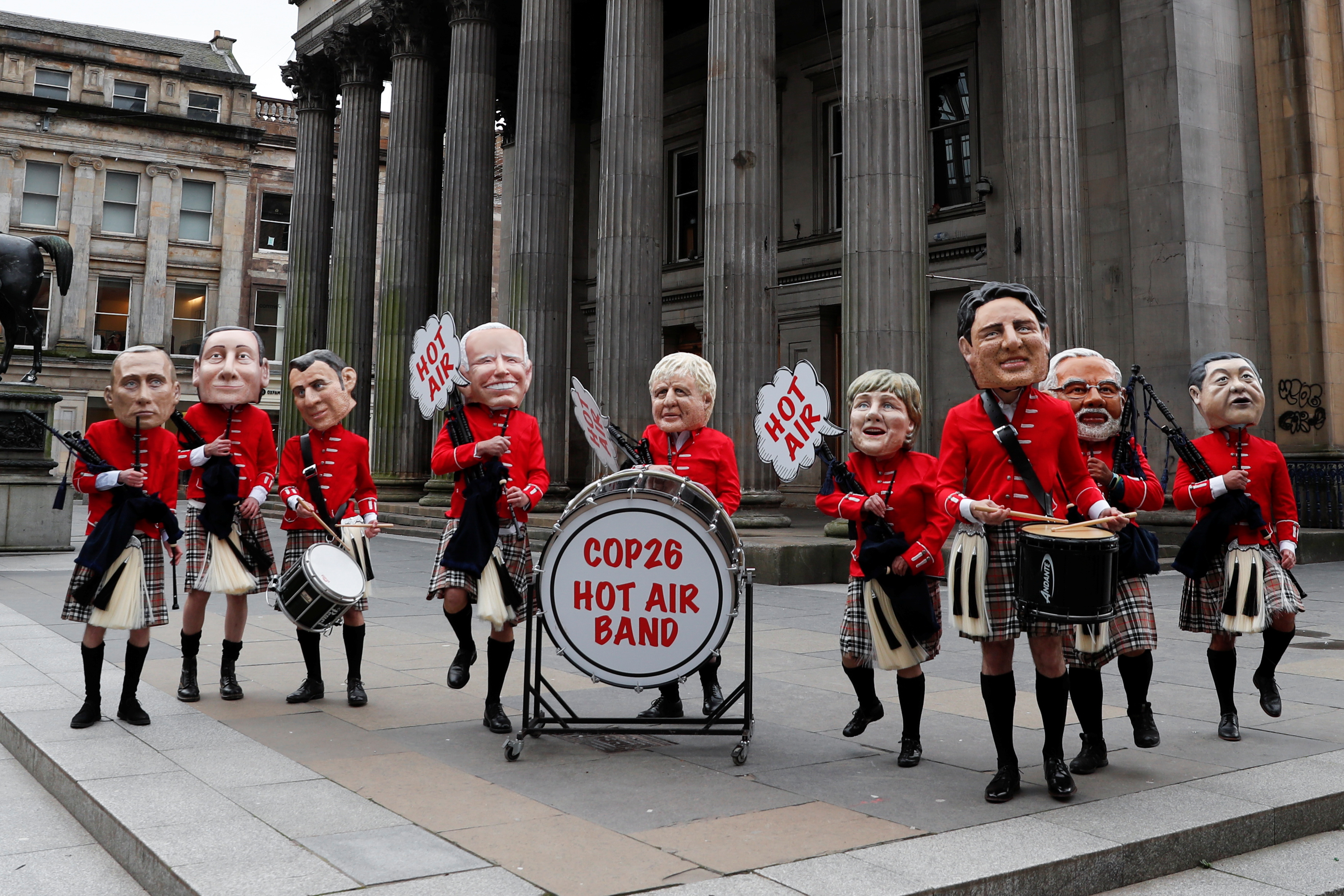 Activistas de la ONG Oxfam durante una parodia con los principales líderes del mundo en la apertura de la cumbre de Glasgow. REUTERS/Lee Smith