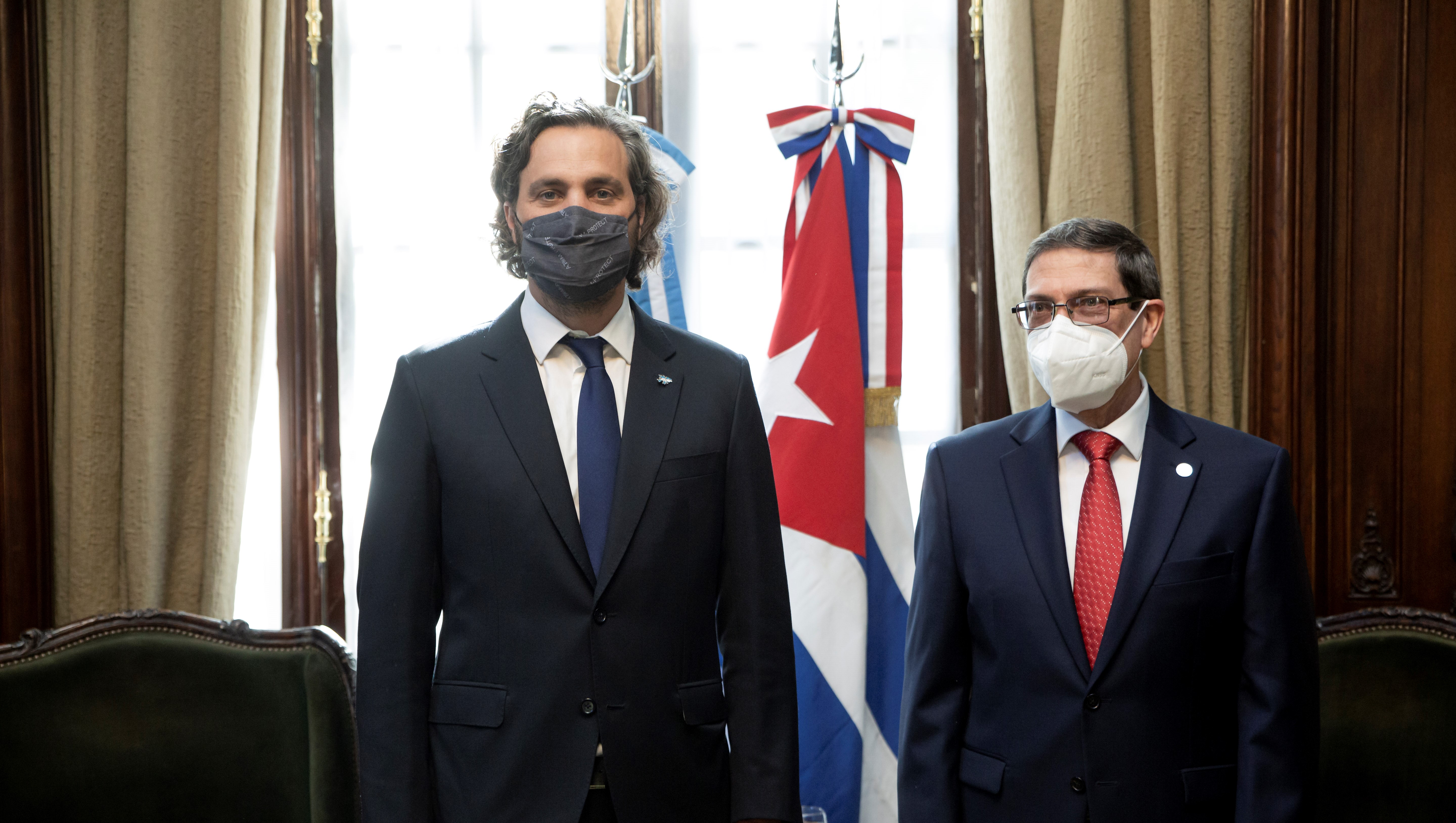 El canciller argentino, Santiago Cafiero, y el de Cuba Pedro Rodríguez Parrilla, tras la reunión bilateral del 6 de enero, un día antes de la Cumbre de Cancilleres de la CELAC en Buenos Aires. 