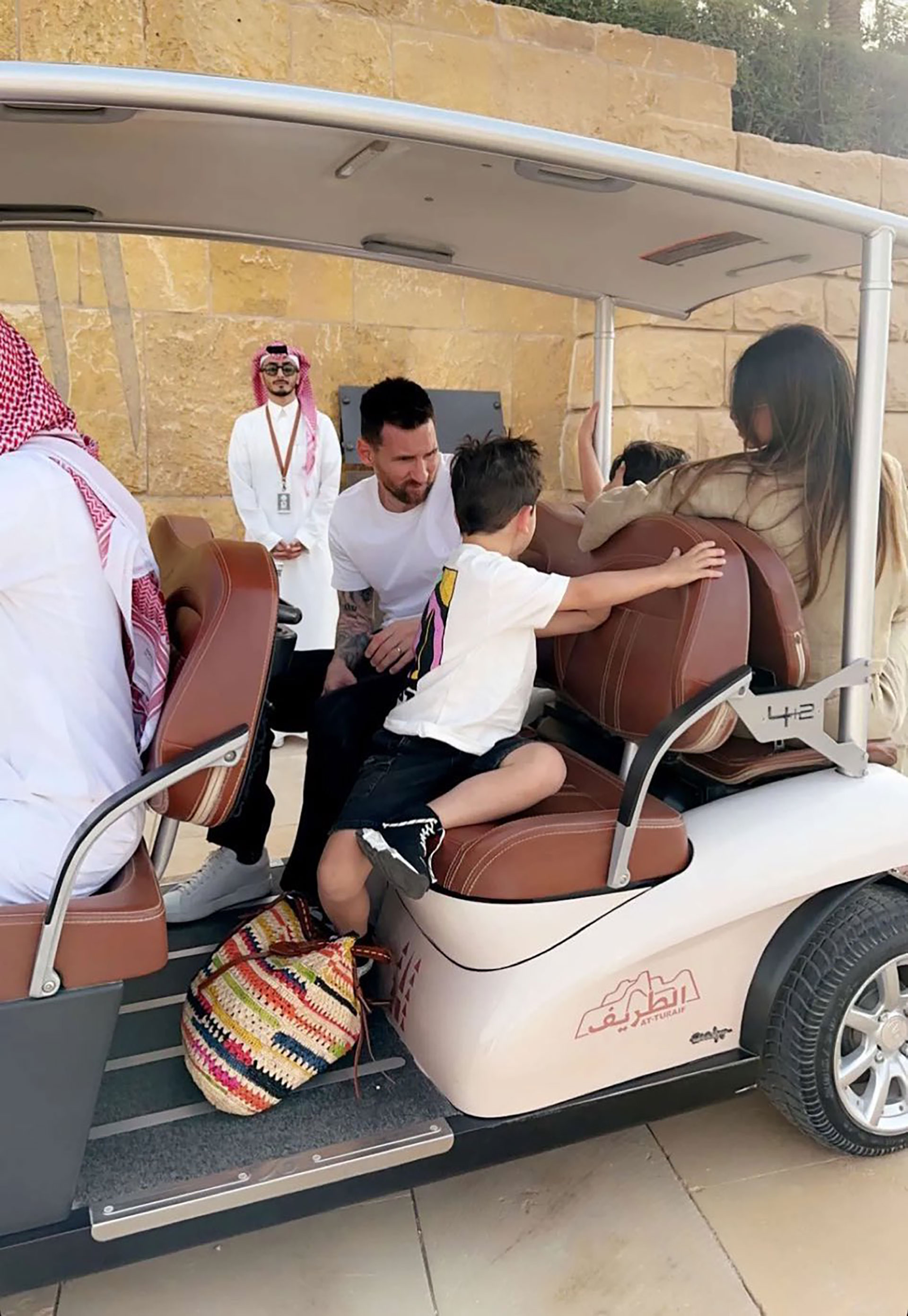 Los Messi en un pequeño vehículo se aprestan a realizar una visita (@DeadlineDayLive)