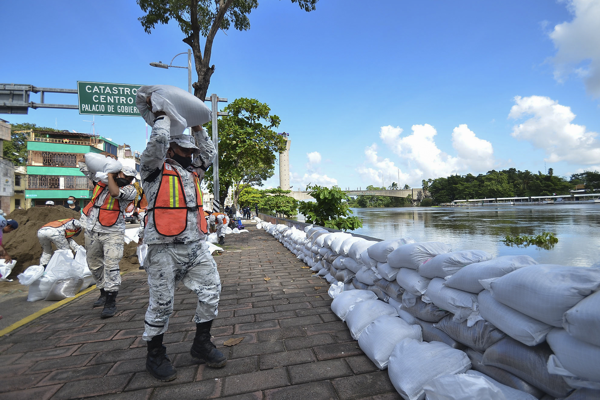 Miembros de la Guardia Nacional colocan sacos de arena tras el desborde del río Grijalva debido a las fuertes lluvias en Villahermosa, estado de Tabasco, México, el 7 de noviembre de 2020.
