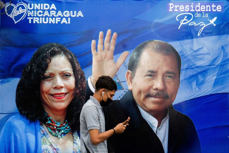 Daniel Ortega y Rosario Murillo enfrentan sus momentos de menor popularidad. Su base, dicen los expertos, anda por el 10 por ciento de la población. (Foto  REUTERS/Maynor Valenzuela)