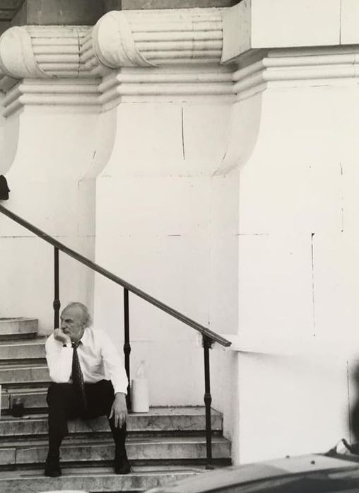 Héctor Alterio, sentado en una escalinata del Palacio de Justicia, durante la filmación de la película Cenizas del Paraíso (Foto: Beltrán Gambier)