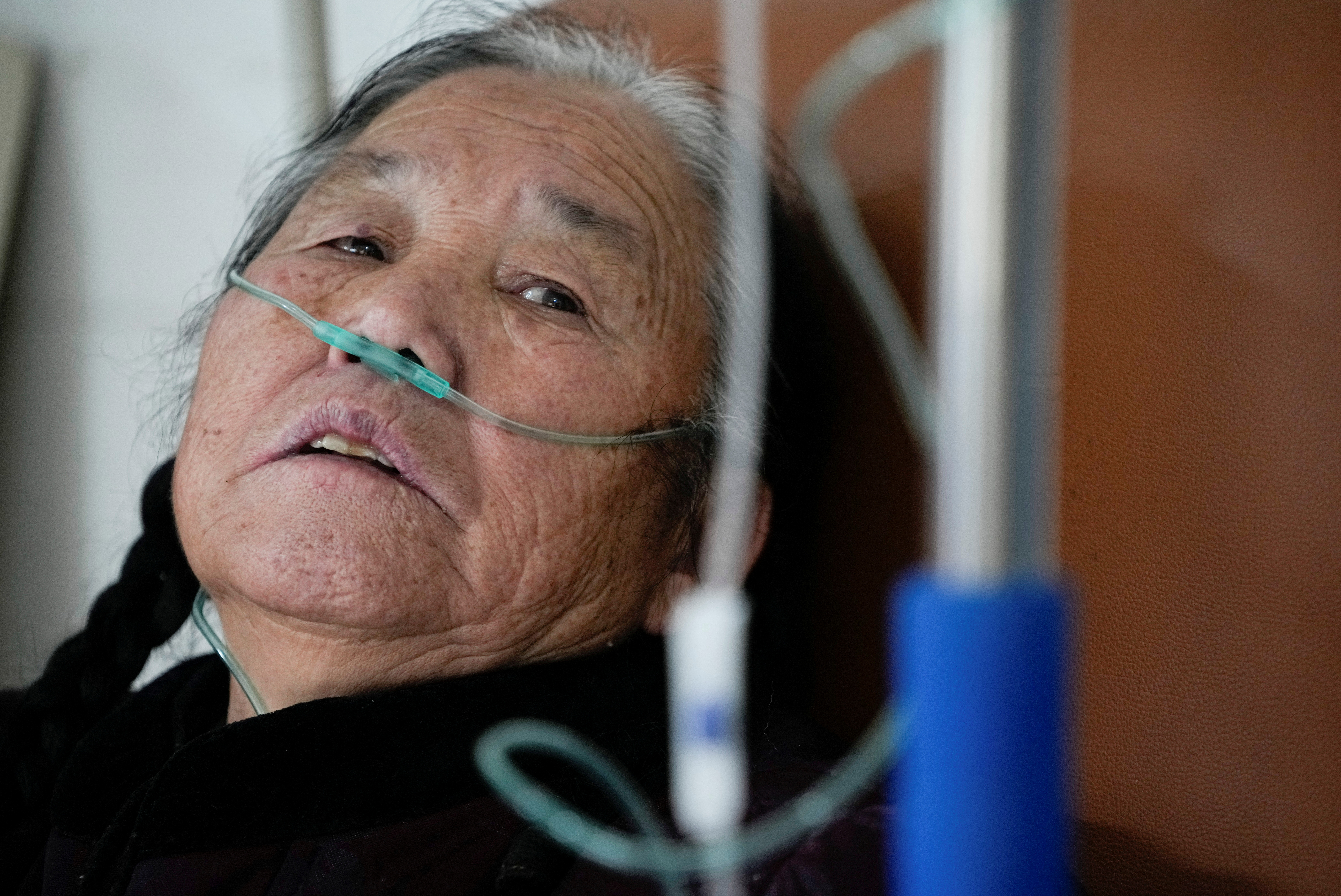 Una paciente recibe oxígeno en la villa de Tonglu, provincia de Zhejiang (Reuters)