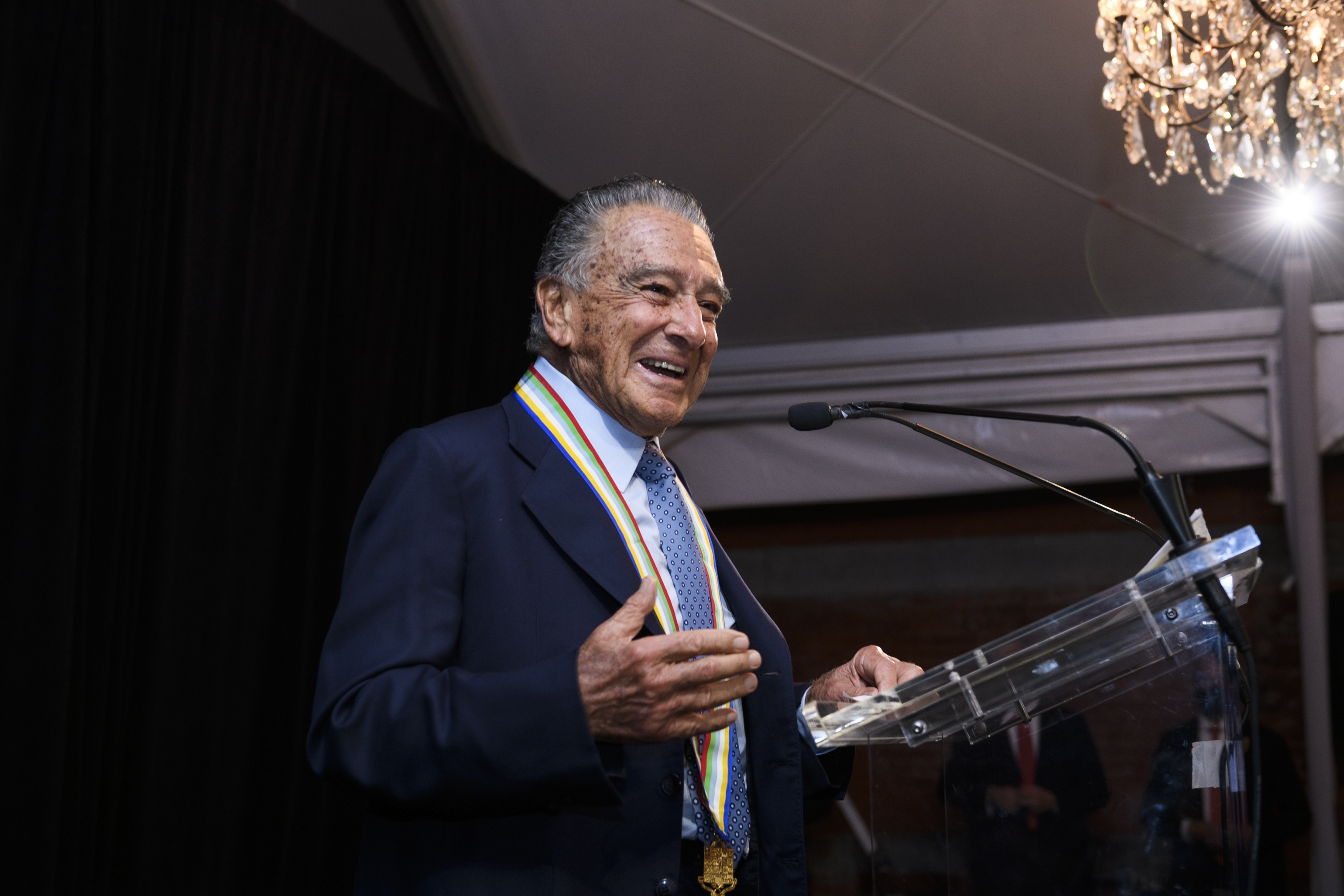 Eduardo Eurnekian, uno de los galardonados por la Americas Society en la noche de Nueva York, pronuncia su discurso de agradecimiento (Paula Abreu Pita/Roey Yohai Photography)