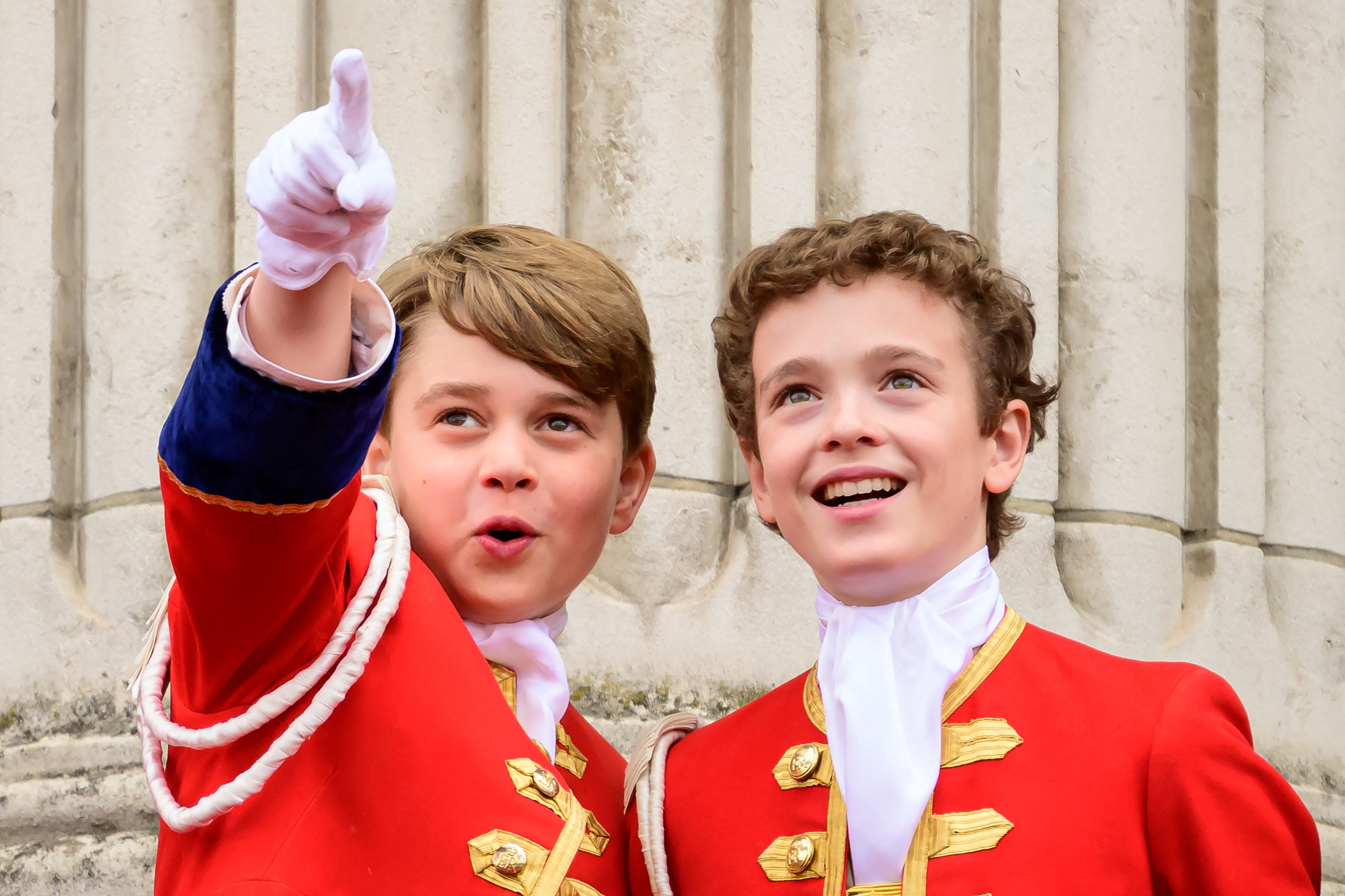El ríncipe George (izq.) señala en el balcón del Palacio de Buckingham durante la Coronación del rey Carlos III y la reina Camilla el 6 de mayo de 2023 en Londres, Inglaterra. Leon Neal/Pool vía REUTERS
