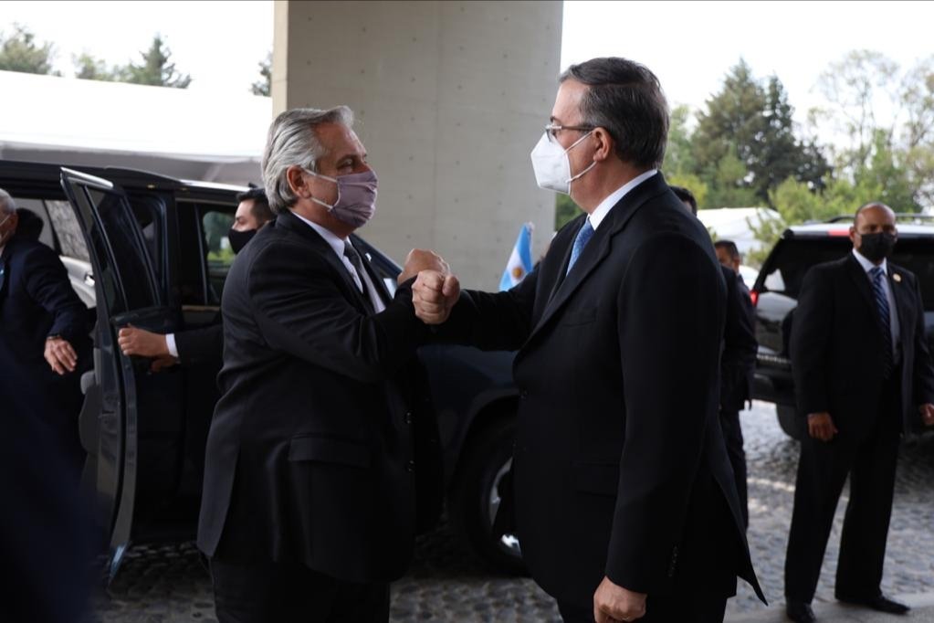 El presidente Alberto Fernández y el secretario de Relaciones Exteriores Marcelo Ebrard. 22 de febrero de 2021.
