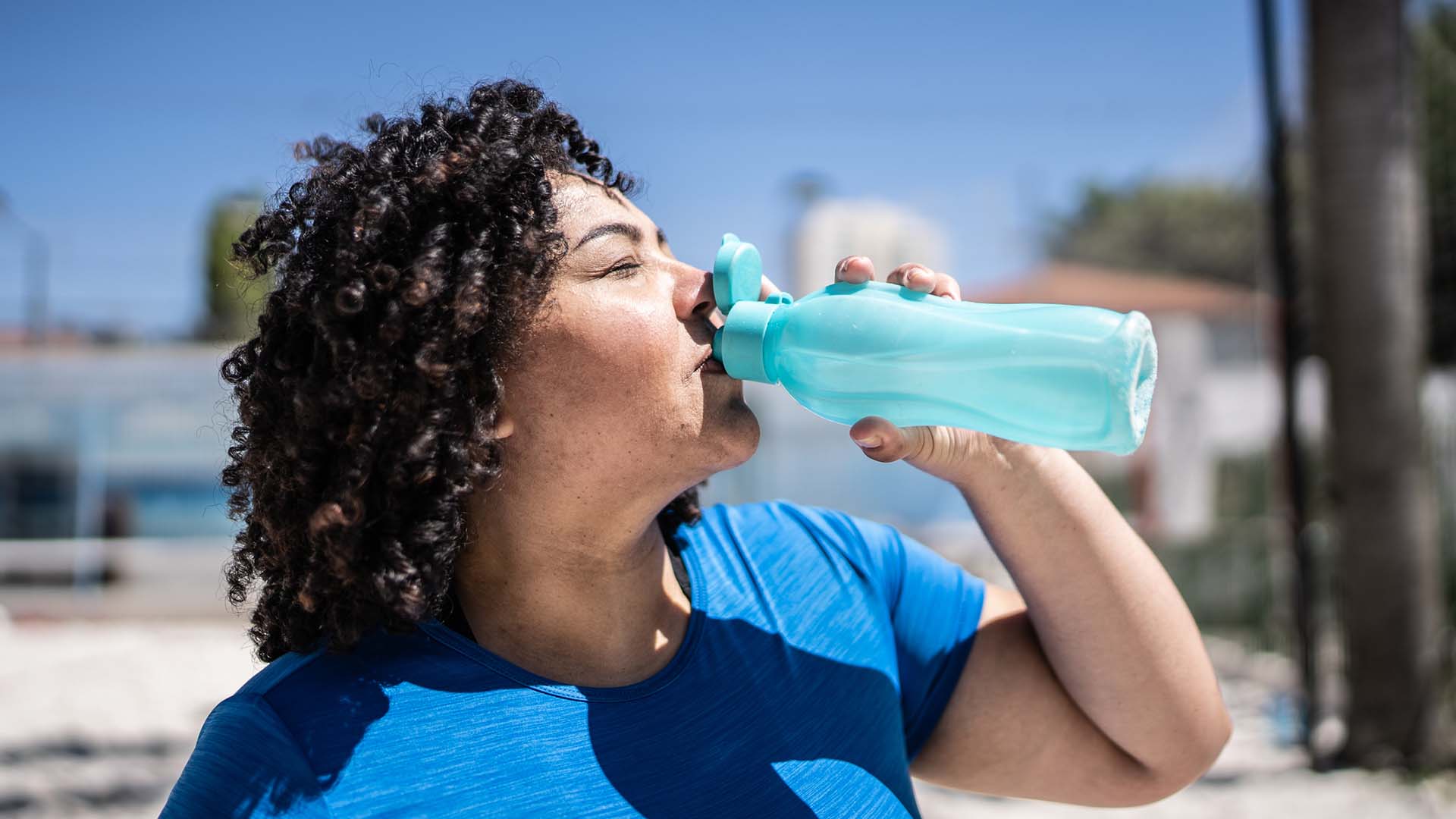 Consumir agua segura frecuentemente es una de las medidas recomendables cuando hay temperaturas altas (Getty)