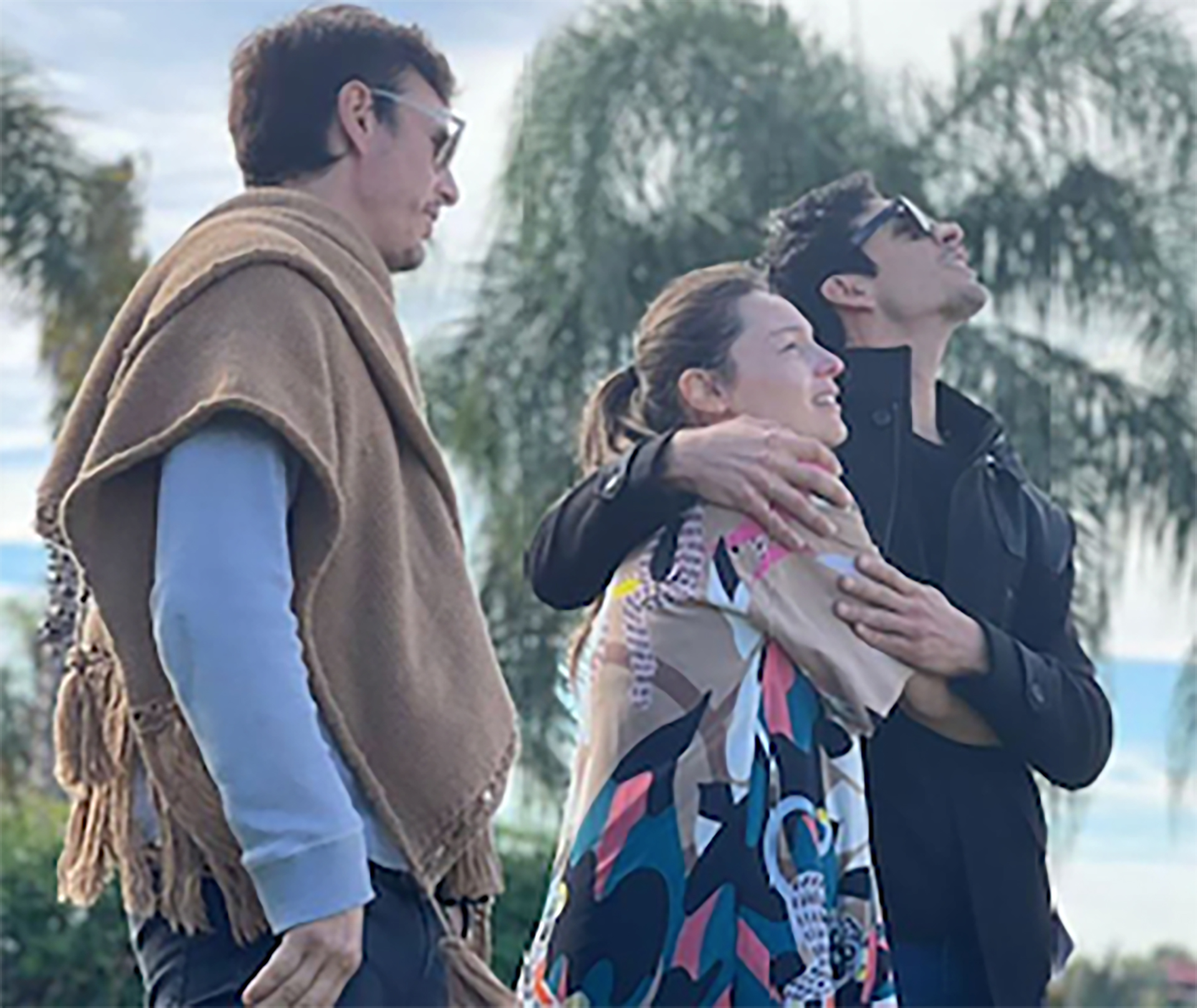 Pampita abrazada a su hermano Guillermo. Acompaña su marido, Roberto García Moritán