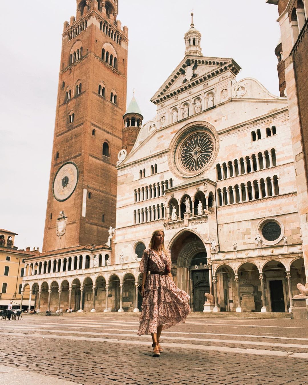 La modella per le strade di Cremona, Italia: condivide con Urcera consigli sui luoghi che vuole visitare in ogni suo viaggio