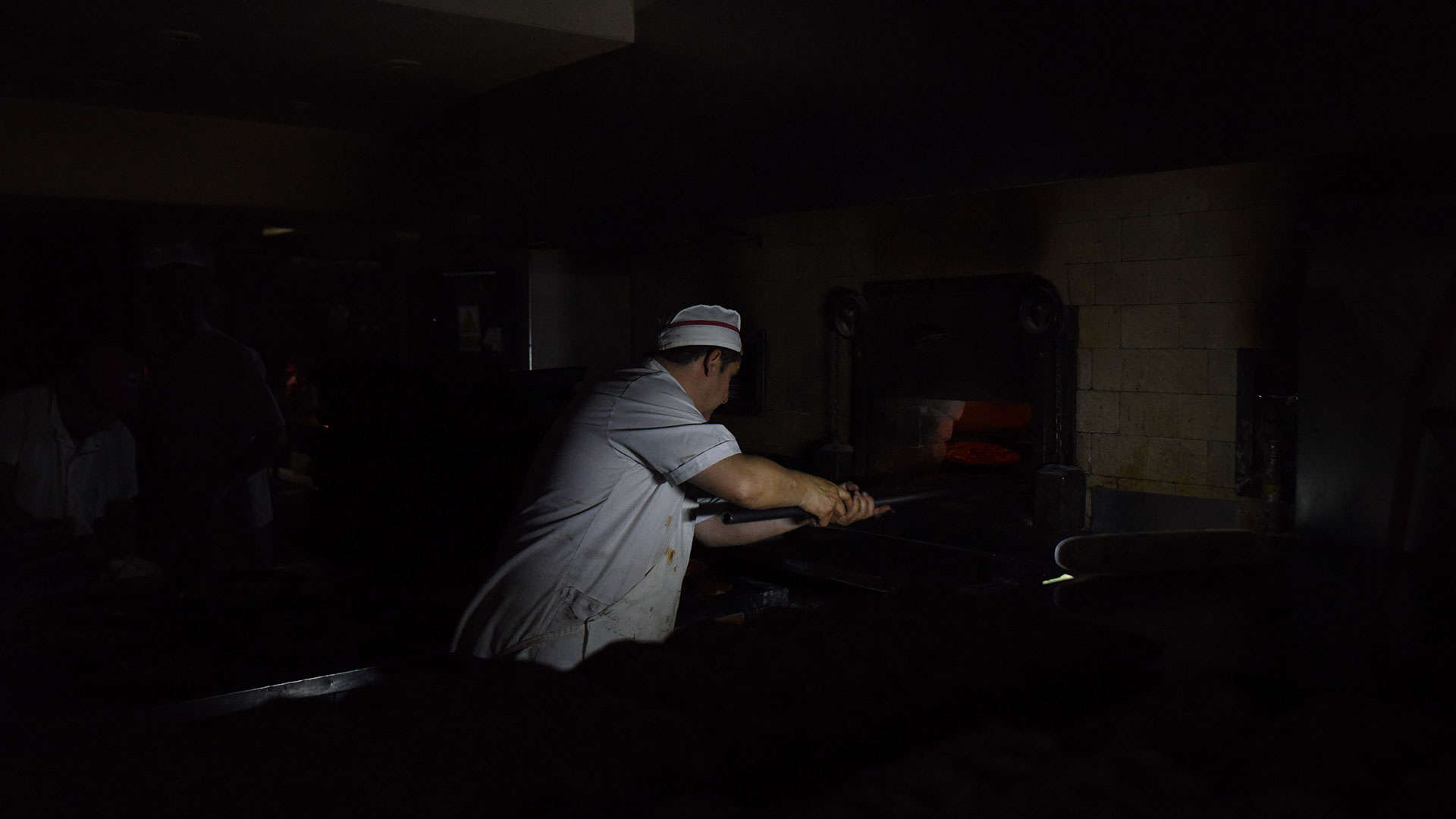 El año comenzó con cortes de luz. En medio de una ola de calor con temperaturas superiores a los 40 grados, al menos 700 mil usuarios quedaron a oscuras en decenas de barrios de la Ciudad de Buenos Aires y del Conurbano bonaerense (Franco Fafasuli)