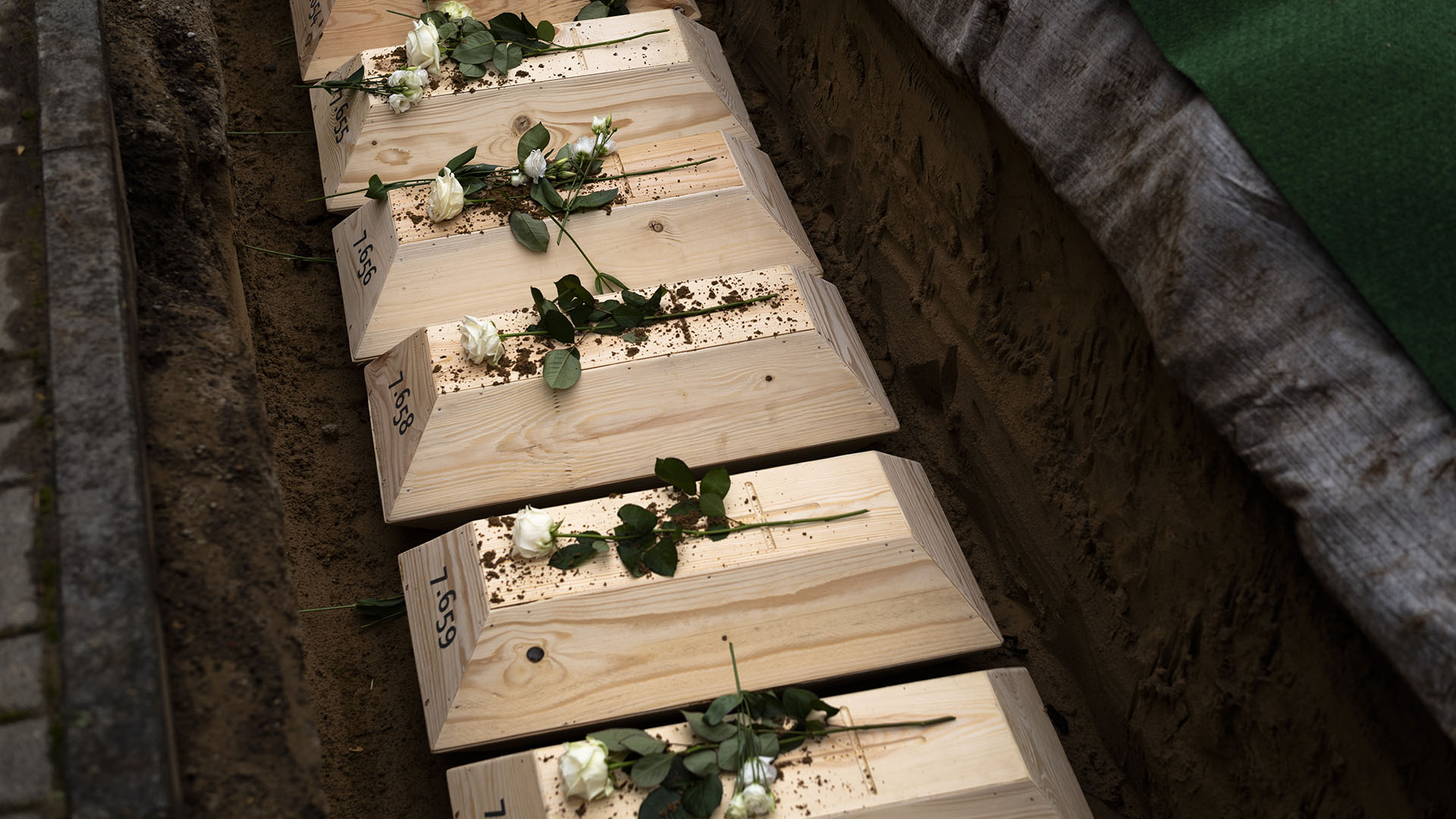 Pequeños ataúdes con los restos de soldados alemanes caídos en una fosa común durante un funeral en un sitio conmemorativo para soldados caídos en Wuhden, Alemania (Foto AP / Markus Schreiber)