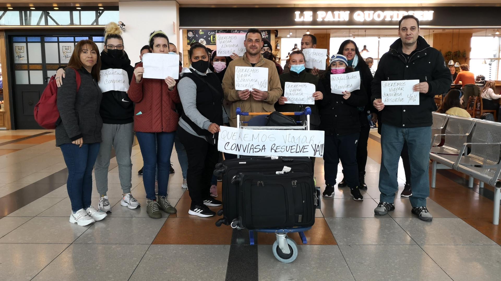 Un grupo de venezolanos varados en el aeropuerto argentino de Ezeiza (Crédito: Gustavo Gavotti)