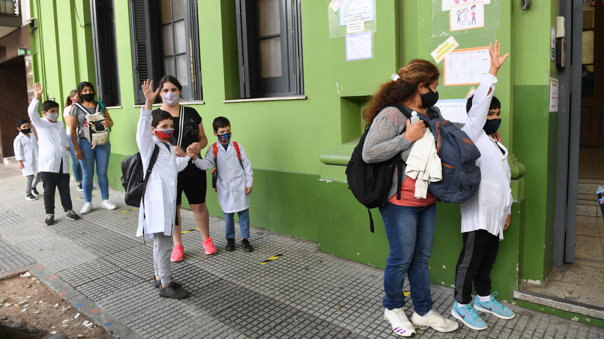 En la Ciudad de Buenos Aires y Provincia de Buenos Aires el barbijo no es obligatorio en el ámbito escolar, pero muchos alumnos siguen utilizándolo (Maximiliano Luna)