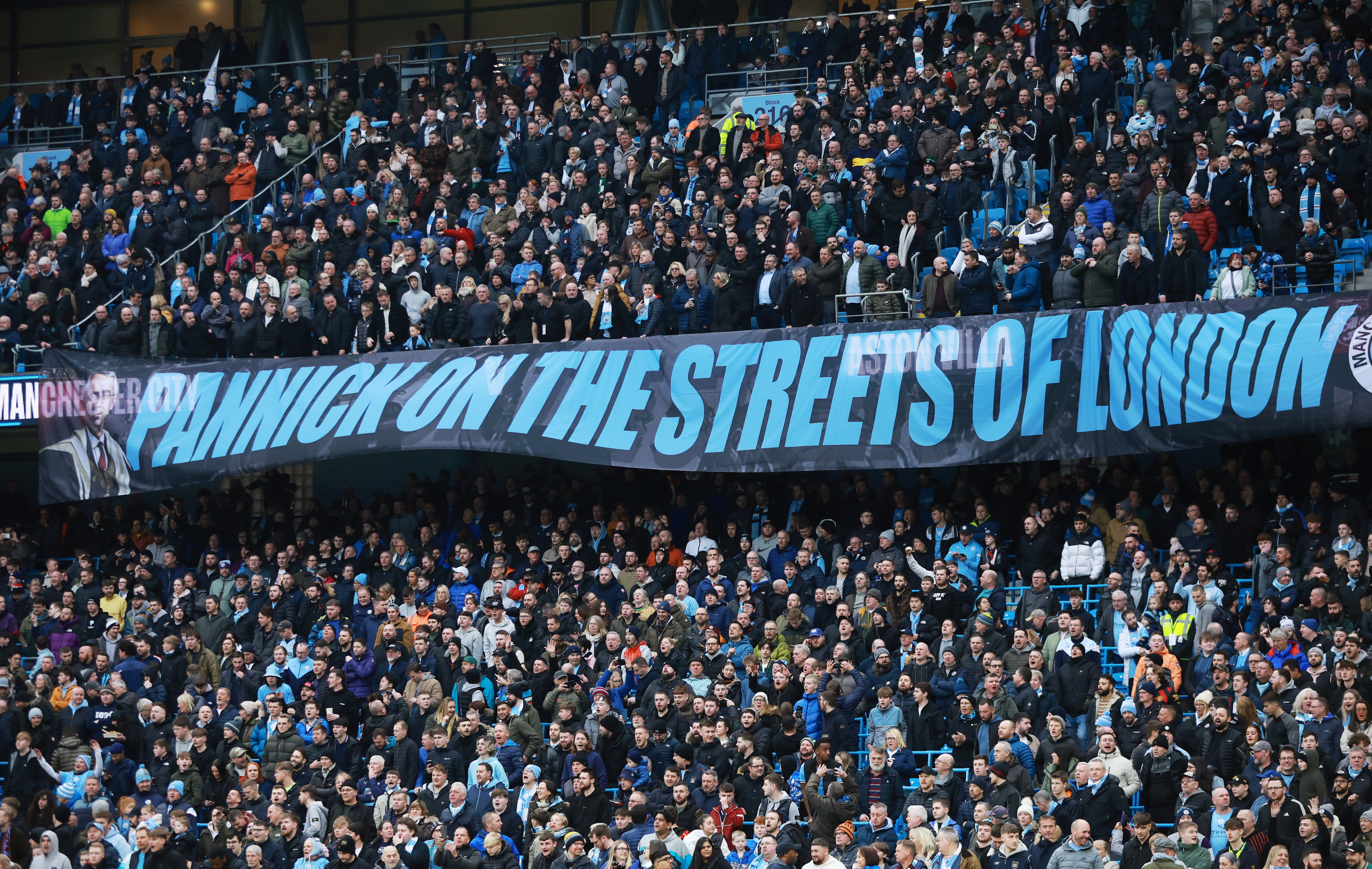 Aficionados del Manchester City con una pancarta dentro del estadio antes del partido REUTERS/Phil Noble. Premier League - Manchester City v Aston Villa