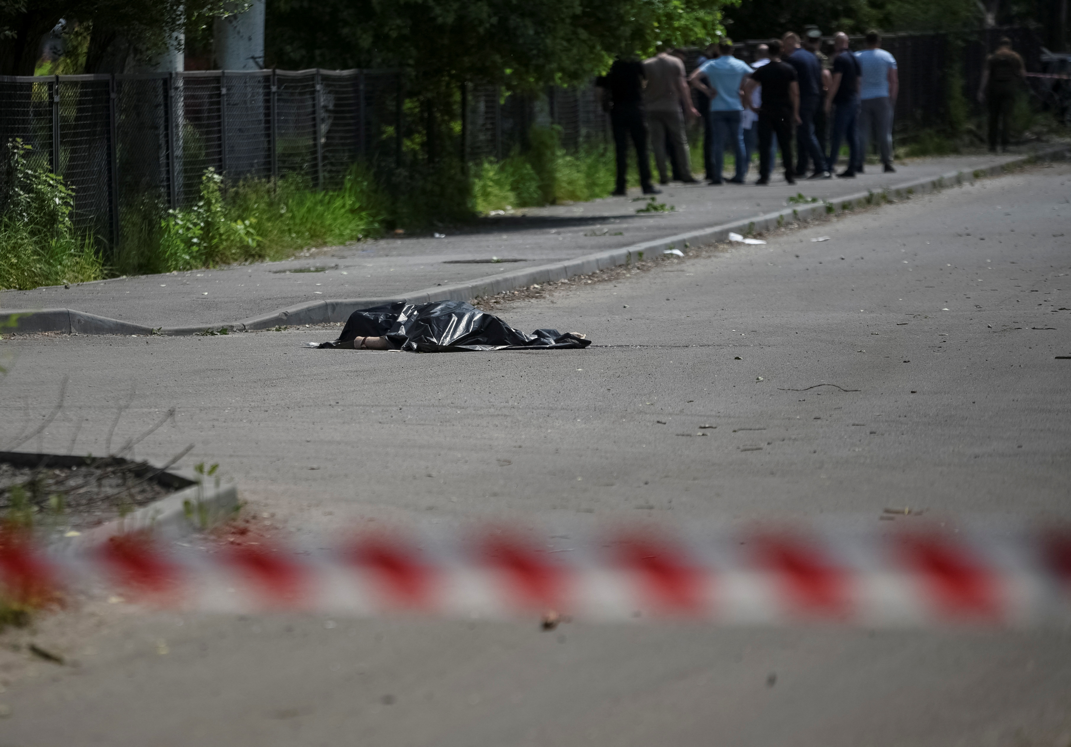 El cuerpo de una de las víctimas del ataque a la clínica en Dnipro (REUTERS/Mykola Synelnykov)