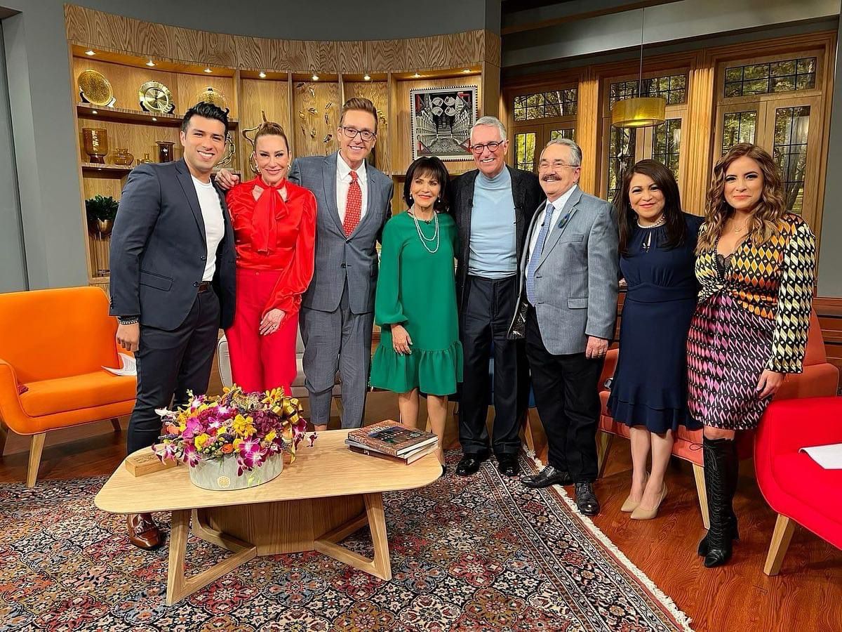 Elenco oficial de "Ventaneando" con Ricardo Salinas Pliego
(Foto: Facebook: Ventaneando)
