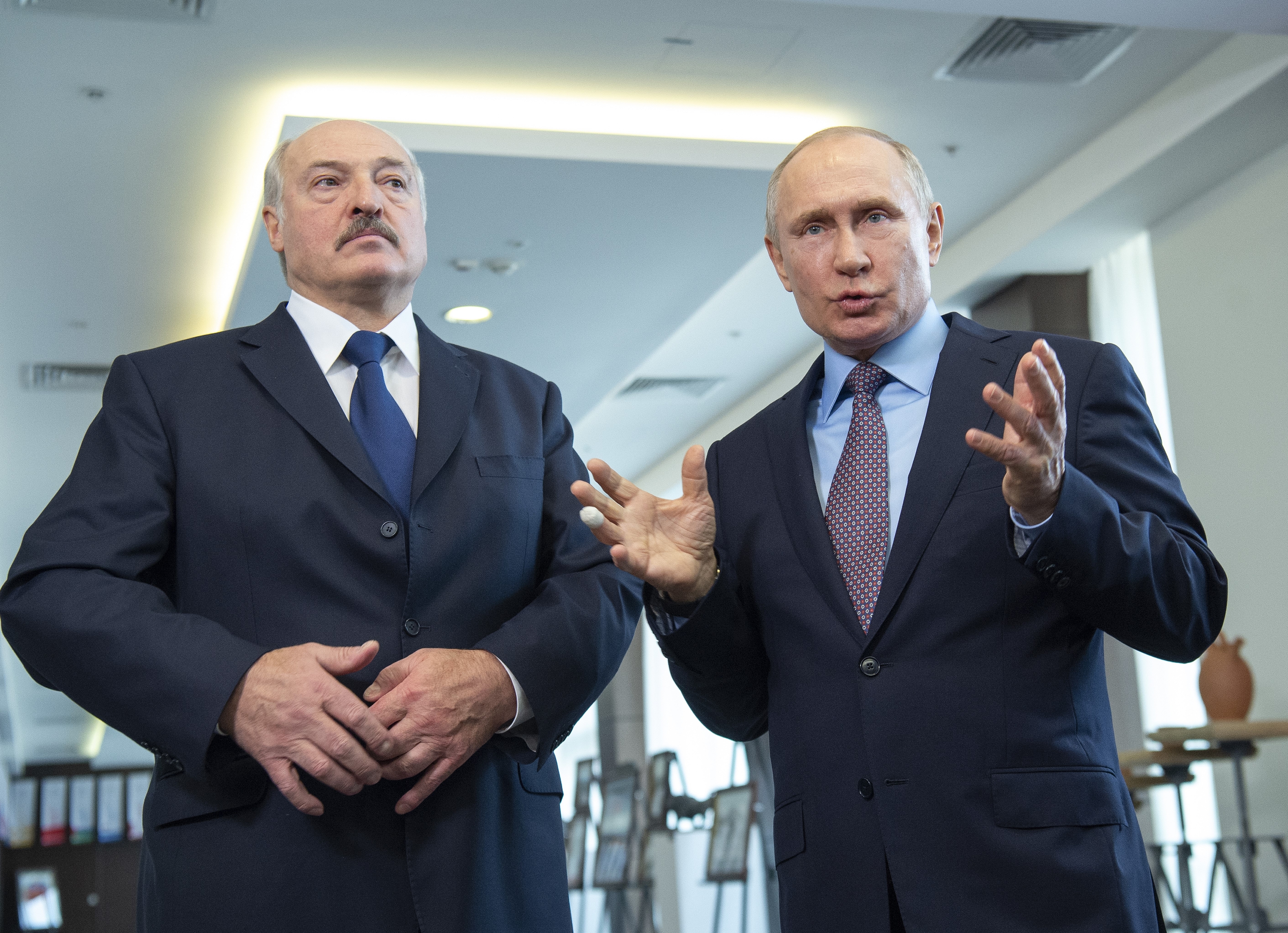 Alexander Lukashenko y Vladimir Putin, aliados políticos e inseparables. El presidente ruso dijo que ayudaría a permanecer en el poder al dictador bielorruso (Europa Press)