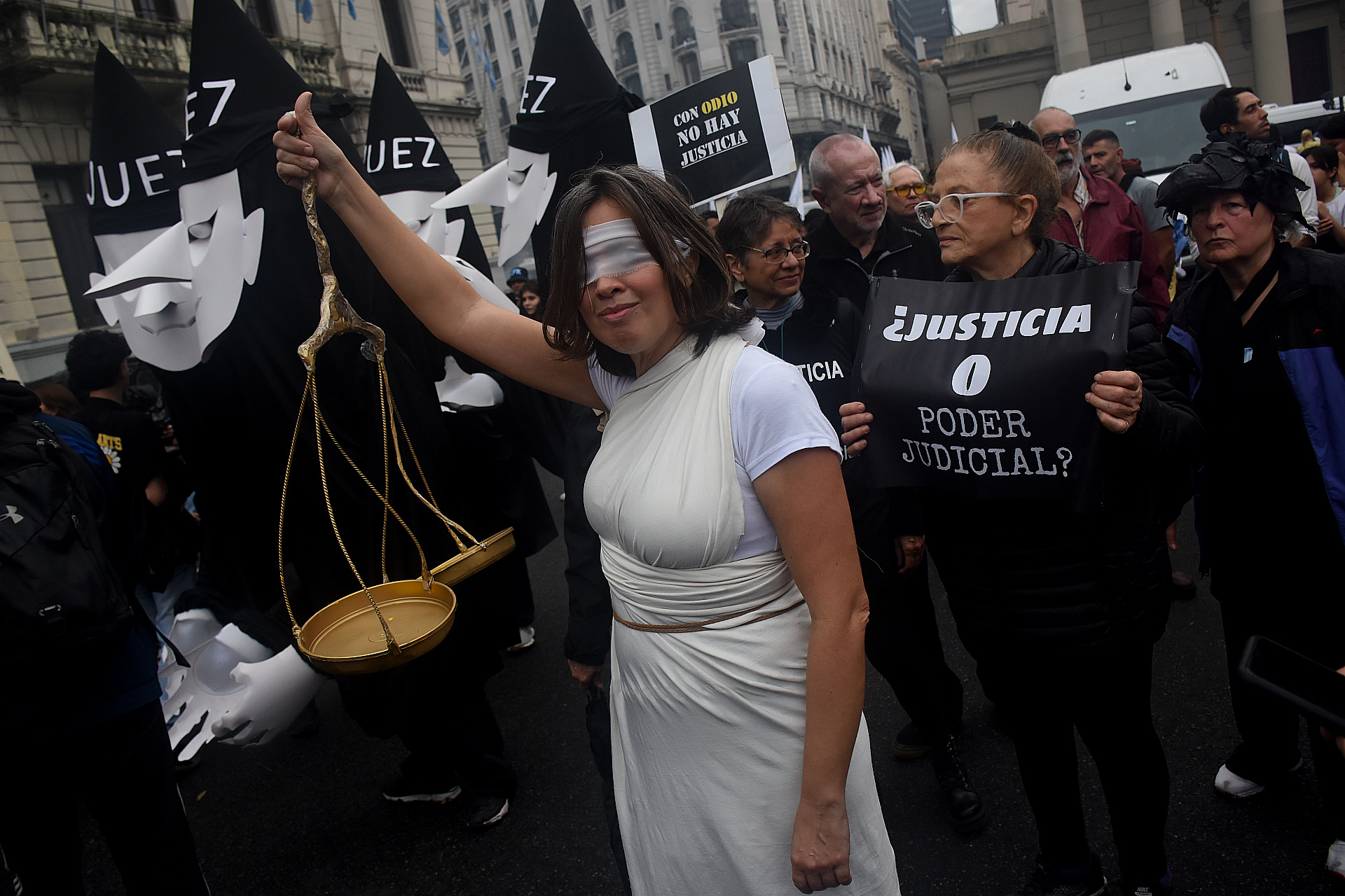 Militantes K se disfrazaron con túnicas negras para criticar a los jueces de la Corte Suprema