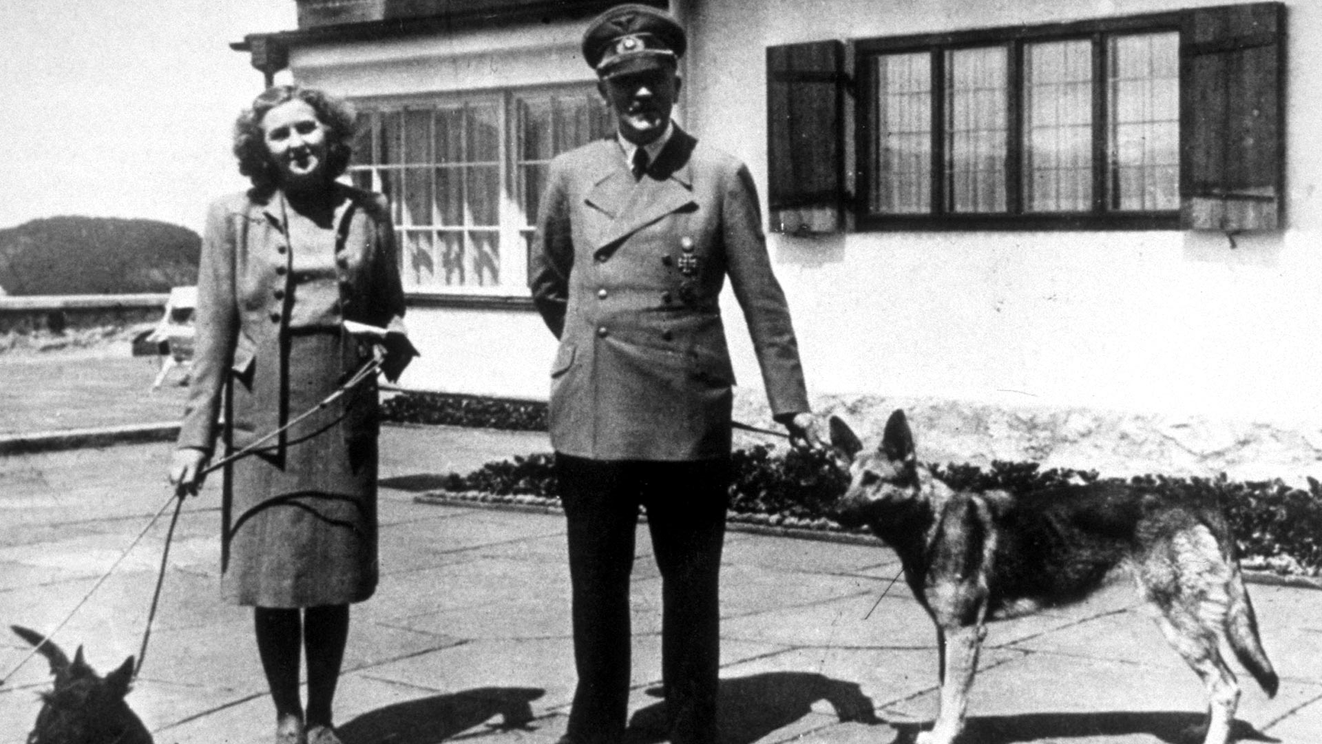 La pareja con sus perros. Al último, un alsaciano llamado Blondi, lo mataron con cianuro en el búnker (Getty Images)