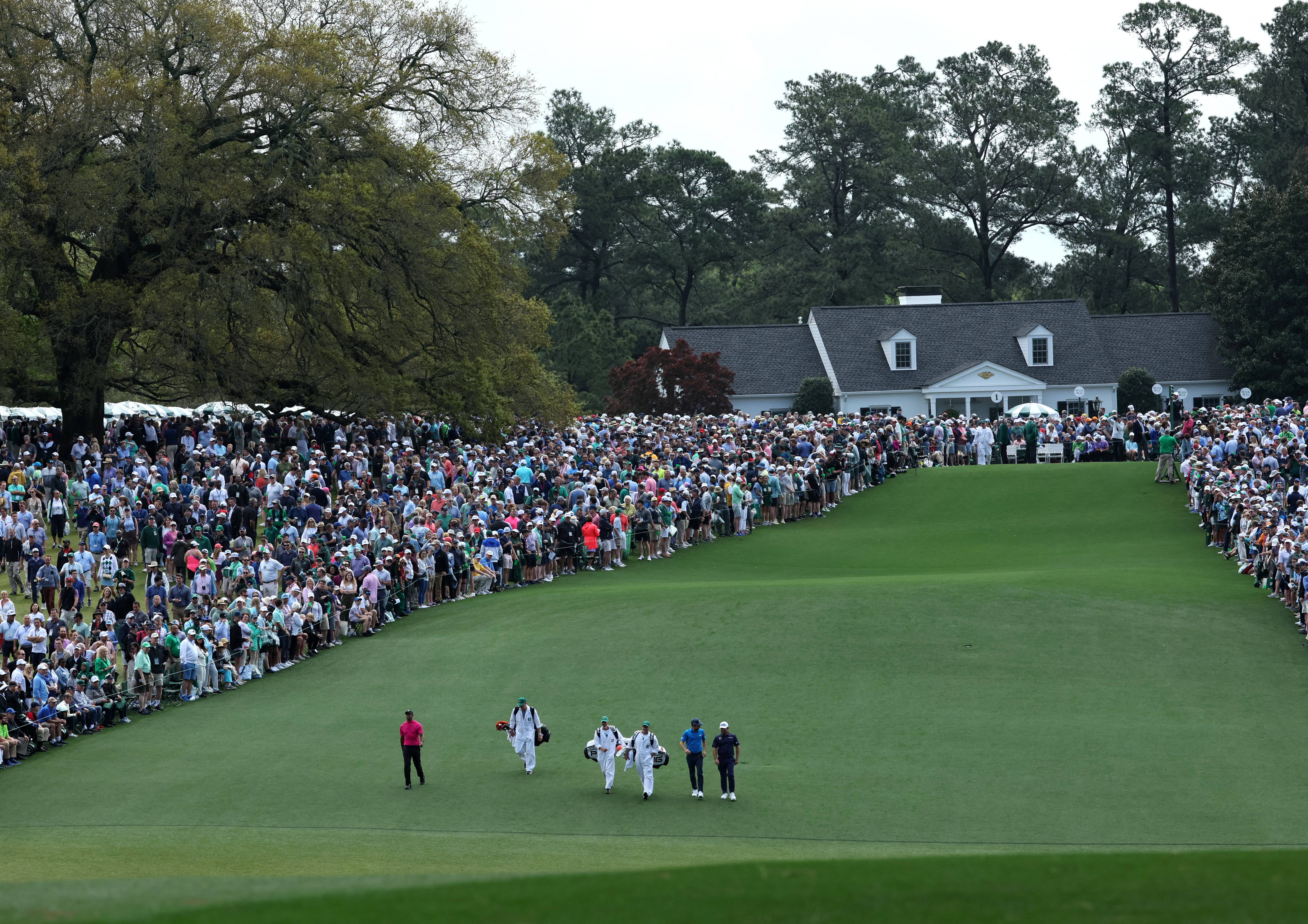 Una multitud se congregó para ver a Tiger Woods (Reuters) 