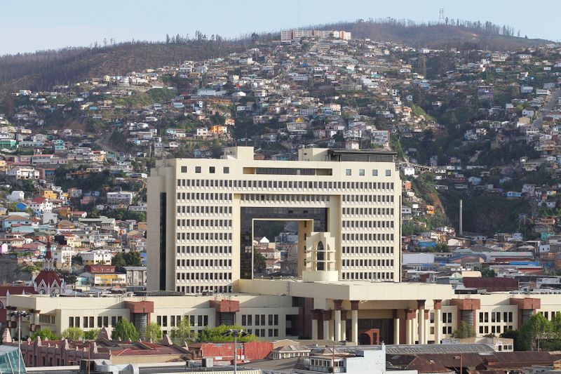 La sede del Congreso chileno ubicada en la ciudad de Valparaíso, en donde se votará el Estado de Excepción "acotado". REUTERS/Eliseo Fernandez