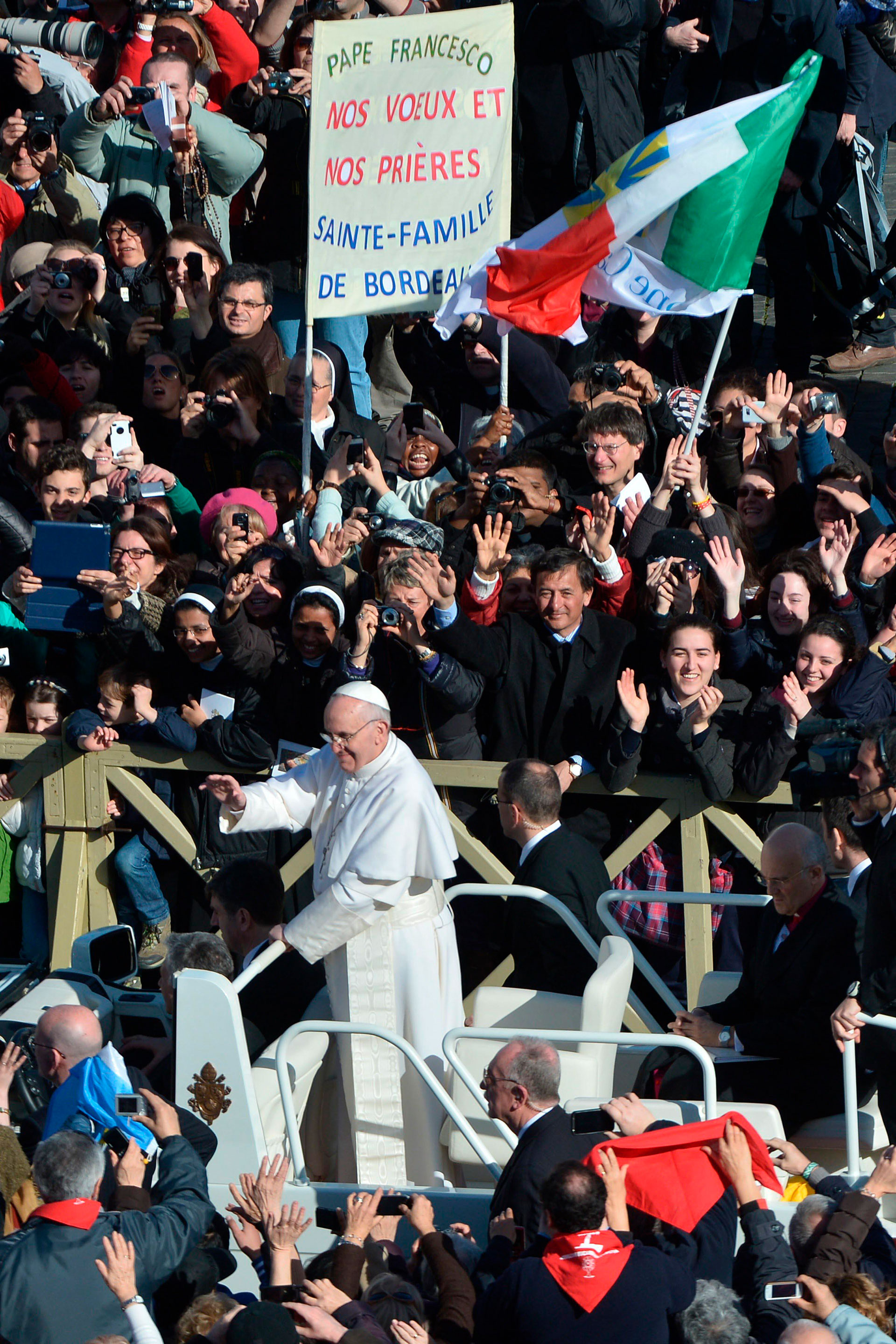 A los 76 años, se convirtió en el primer pontífice latinoamericano, y el primer Papa jesuita: la alegría y el orgullo de los argentinos sobrevoló aquella mañana, con muchas banderas celestes y blancas agitándose entre los peregrinos 