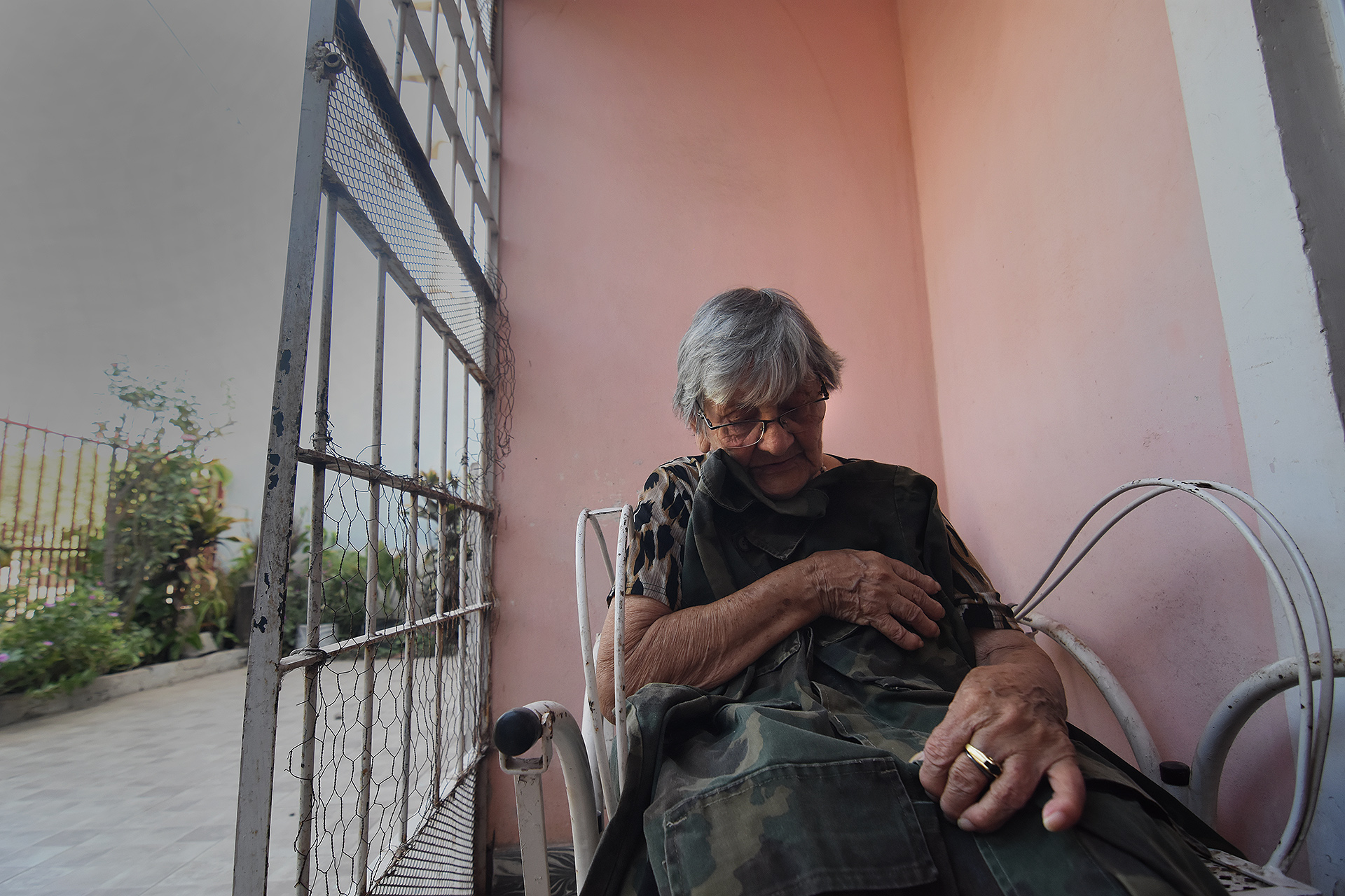 Emilia abraza un uniforme e imagina que abraza a su hijo caído en la batalla de Monte Longdon en la guerra de Malvinas, junto a los soldados del Batallón Comando de Puerto Belgrano. Cuando terminó la guerra le dijeron que su hijo estaba "desaparecido". Durante años imaginó que estaba vivo "sin memoria", y que un día iba a regresar. Emilia se sumió en una depresión profunda, dejó de comer, de trabajar como empleada doméstica, y los médicos tuvieron que inyectarle calmantes para ayudarla a dormir. Tuvieron que transcurrir diez años para que un guardiamarina finalmente llegara hasta la puerta de su casa para anunciarle la peor noticia: “Su hijo Luis Roberto Fernández, soldado clase 62, cayó en combate el 11 de junio de 1982” (Nicolás Stulberg)