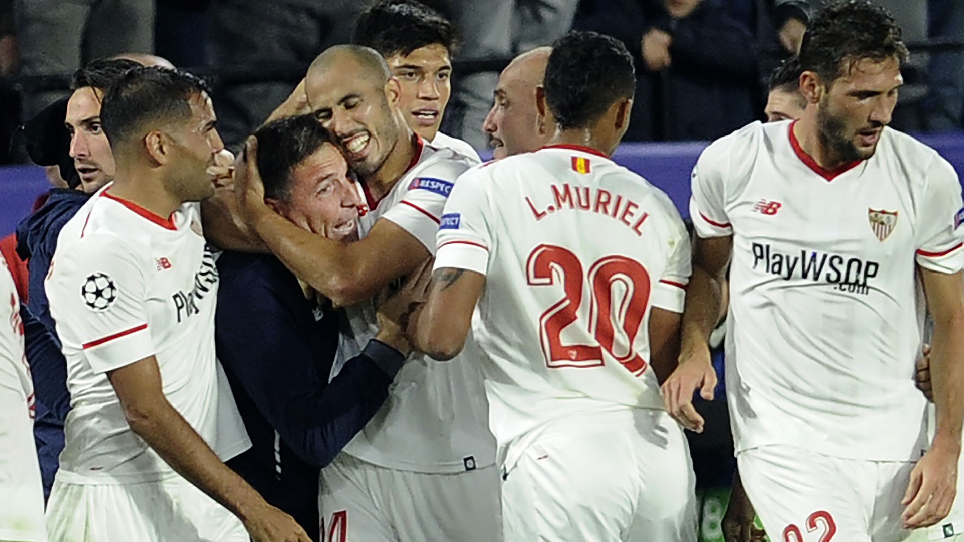 Eduardo Berizzo recibe el abrazo de los jugadores del Sevilla (AFP / CRISTINA QUICLER)