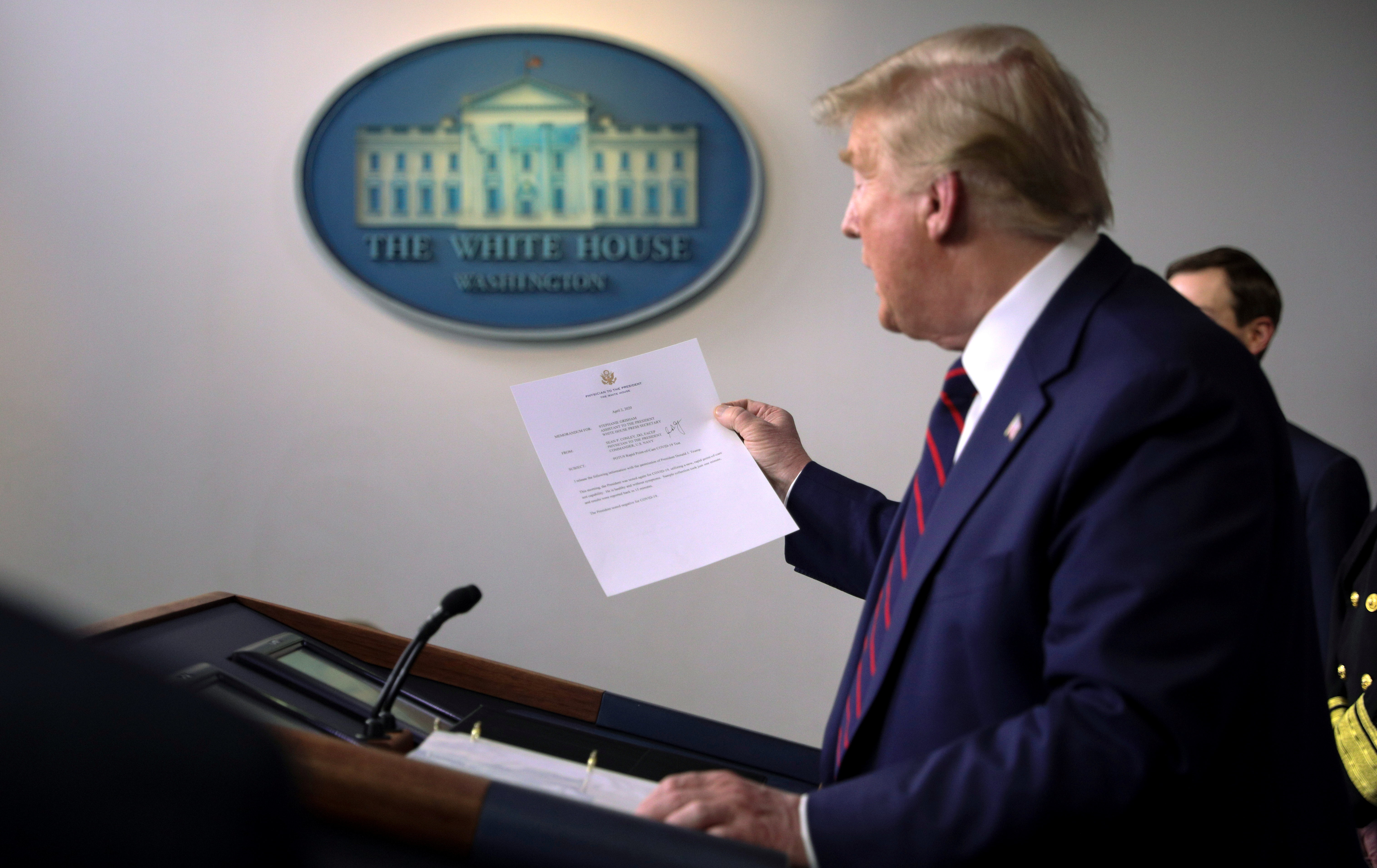Trump sostiene un informe médico firmado por Sean Conley (Reuters)