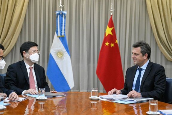 El ministro de Economía, Sergio Massa, y Zou Xiaoli, embajador de China, durante un encuentro oficial en el Palacio de Hacienda