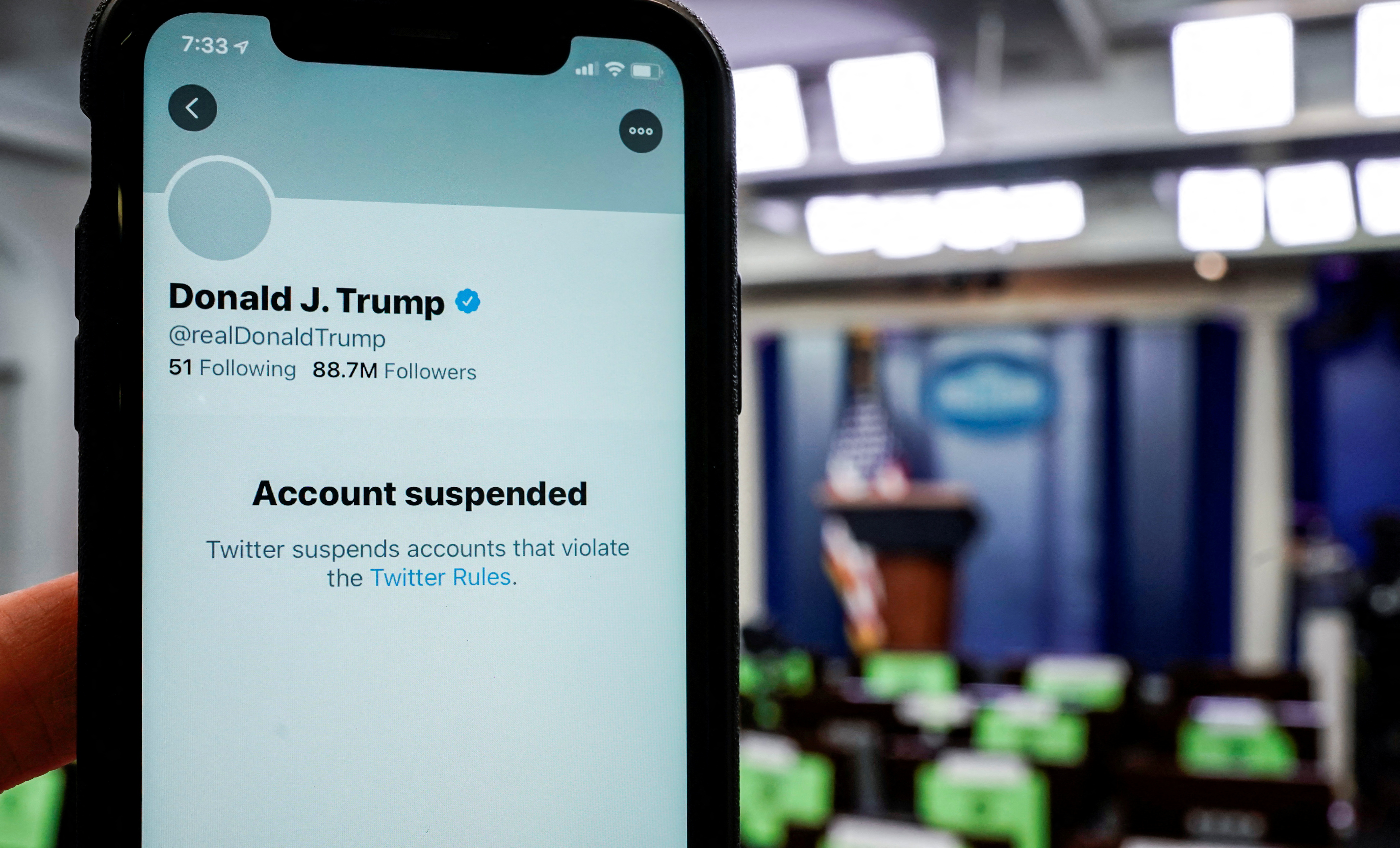 FOTO DE ARCHIVO: Una imagen ilustrativa que muestra la cuenta suspendida del ex presidente de EEUU, Donald Trump (REUTERS/Joshua Roberts)