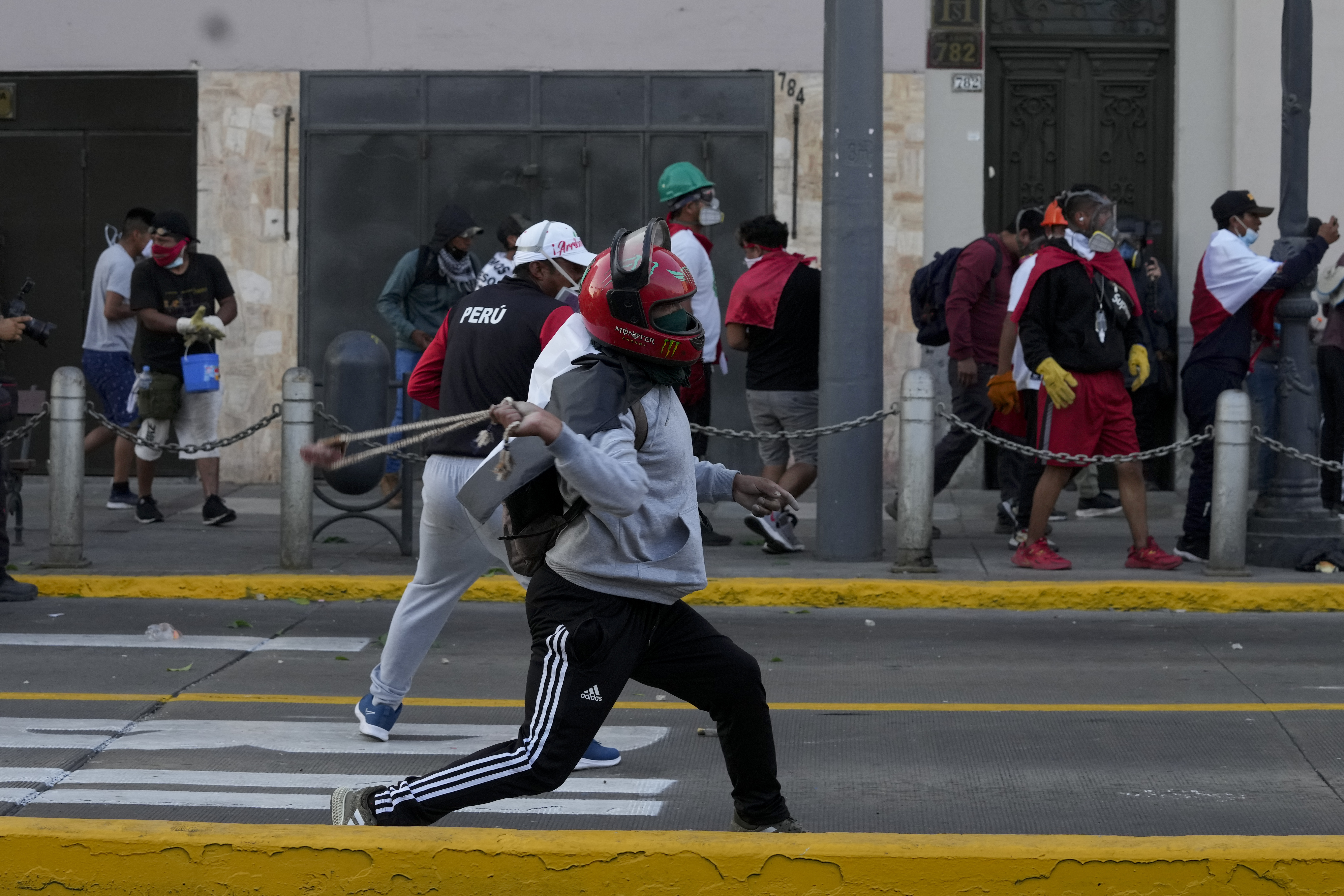 Manifestantes se movilizaron en regiones como Puno, Cusco, Arequipa, Ayacucho, entre otros, para pedir la liberación del expresidente. (AP)