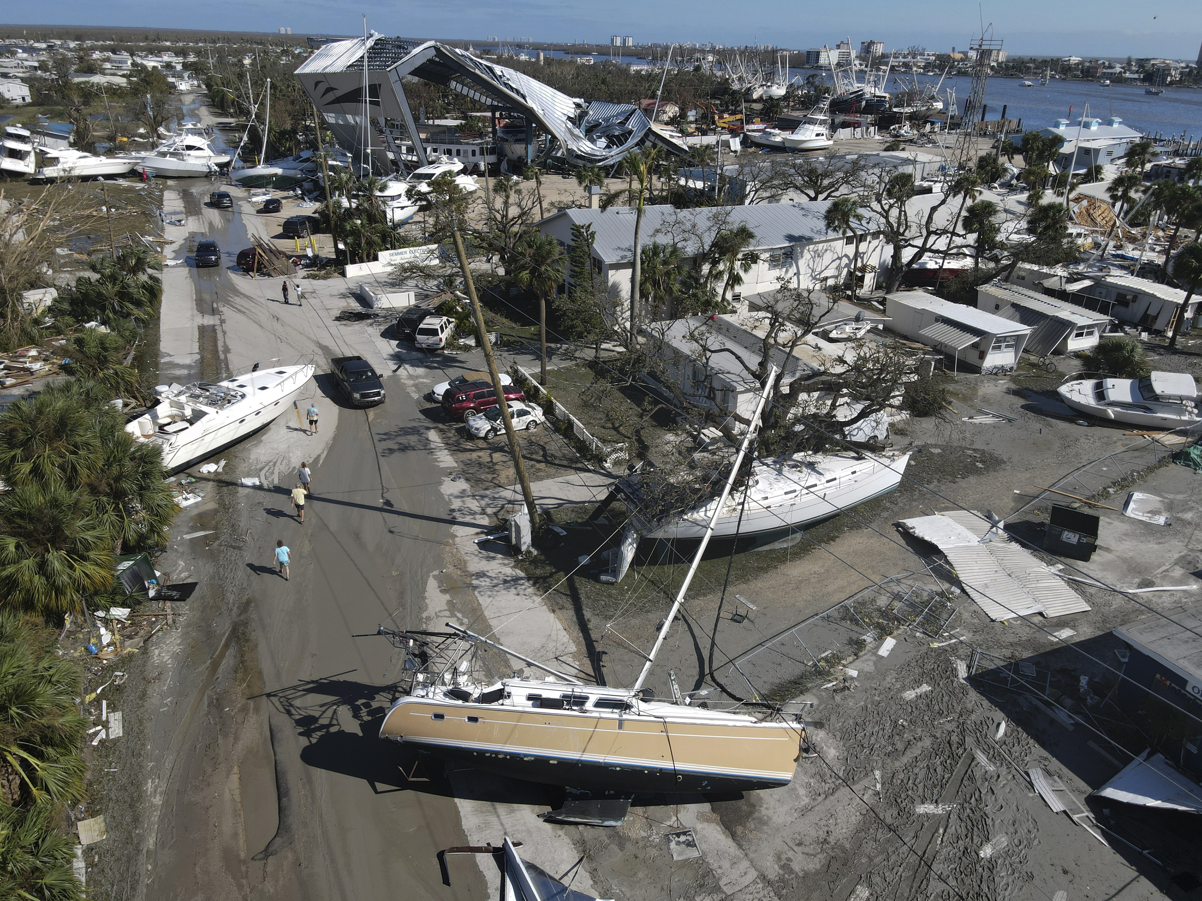 En esta foto tomada por un dron, botes se encuentran dispersos entre casas móviles luego del paso del huracán Ian, en la isla de San Carlos, en Fort Myers Beach, Florida, el jueves 29 de septiembre de 2022. (Foto AP/Rebecca Blackwell)