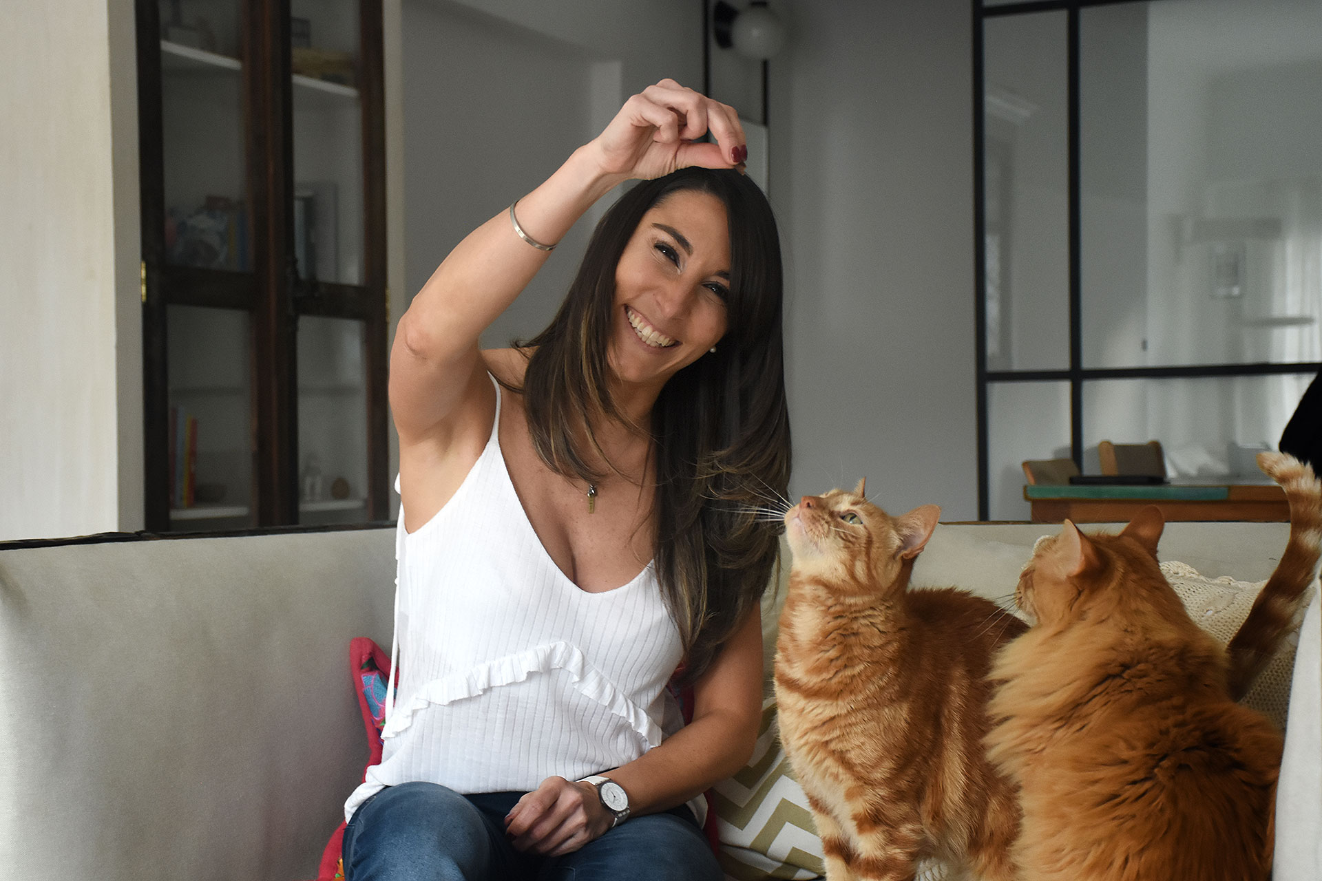 Osepyan empezó hace casi dos décadas a transitar gatos y desde hace 11 años estudia el comportamiento felino: en la foto con sus mascotas, Toulouse y Aramis (Crédito: Nicolas Stulberg)