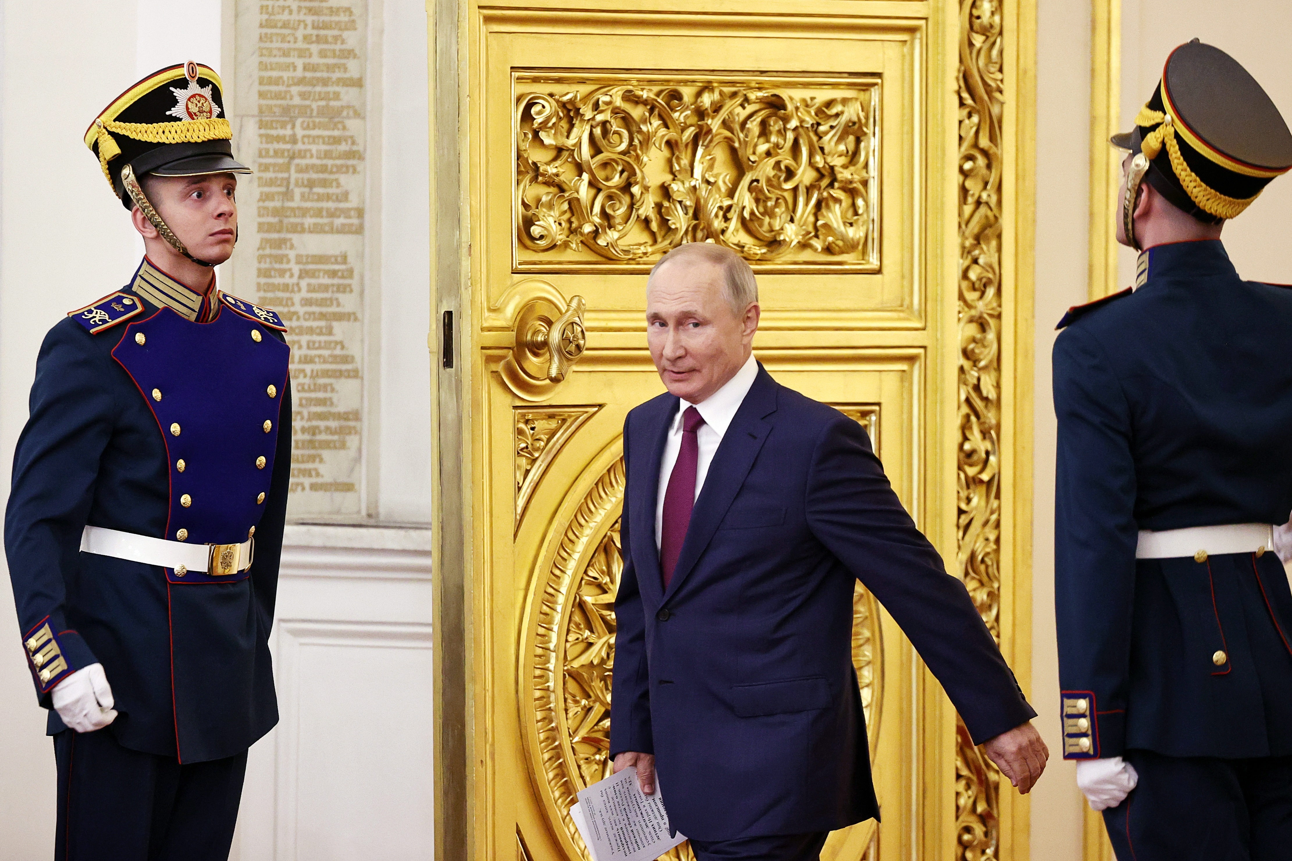 Vladimir Putin camina entre los guardias del Kremlin (Foto de archivo: EFE/EPA/SERGEI BOBYLYOV / SPUTNIK/ KREMLIN POOL)
