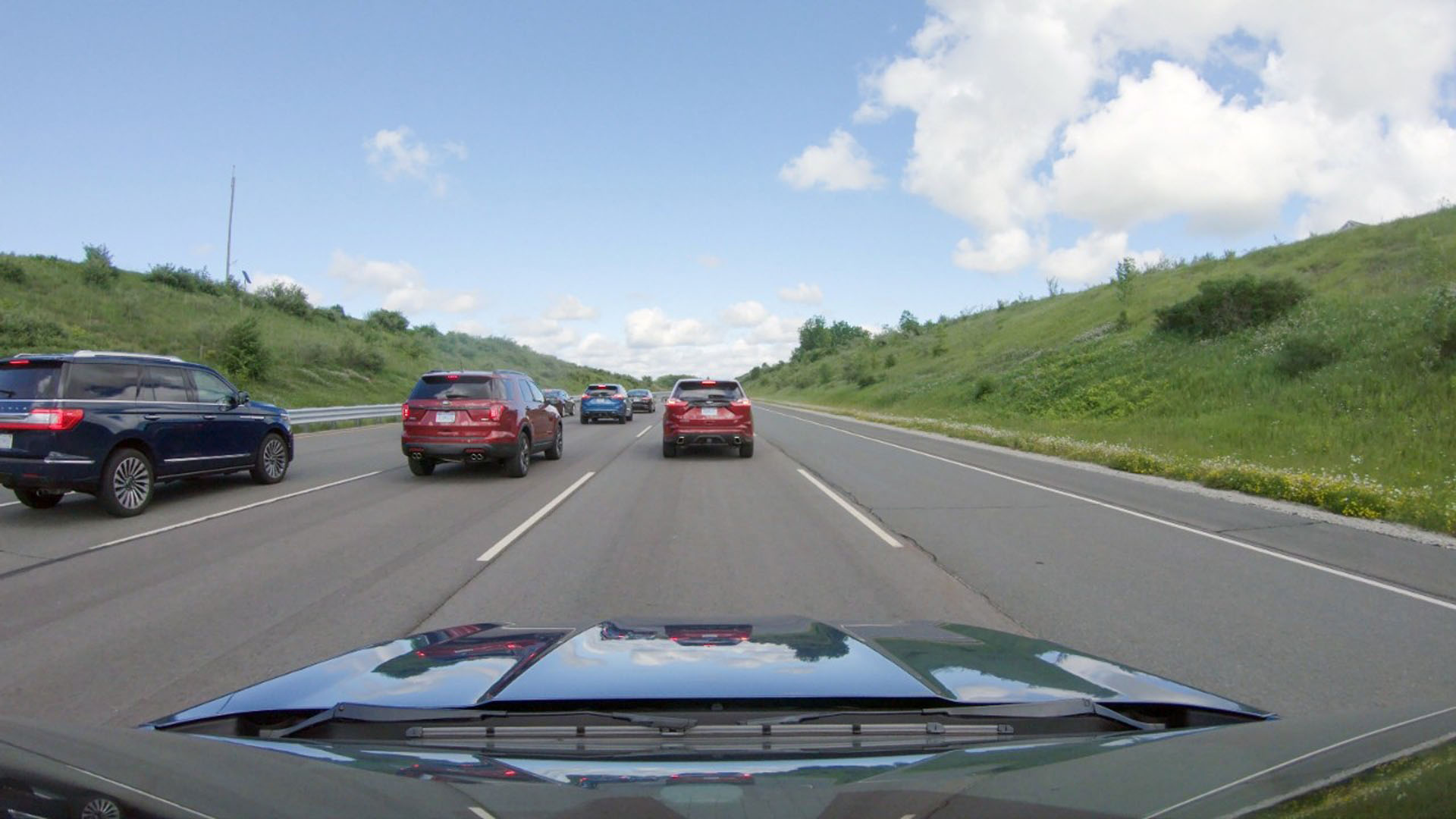 La distancia con los autos que van adelante, permite mantener velocidad constante y tener mayor campo visual para adelantar autos más lentos sin tener que acelerar de más