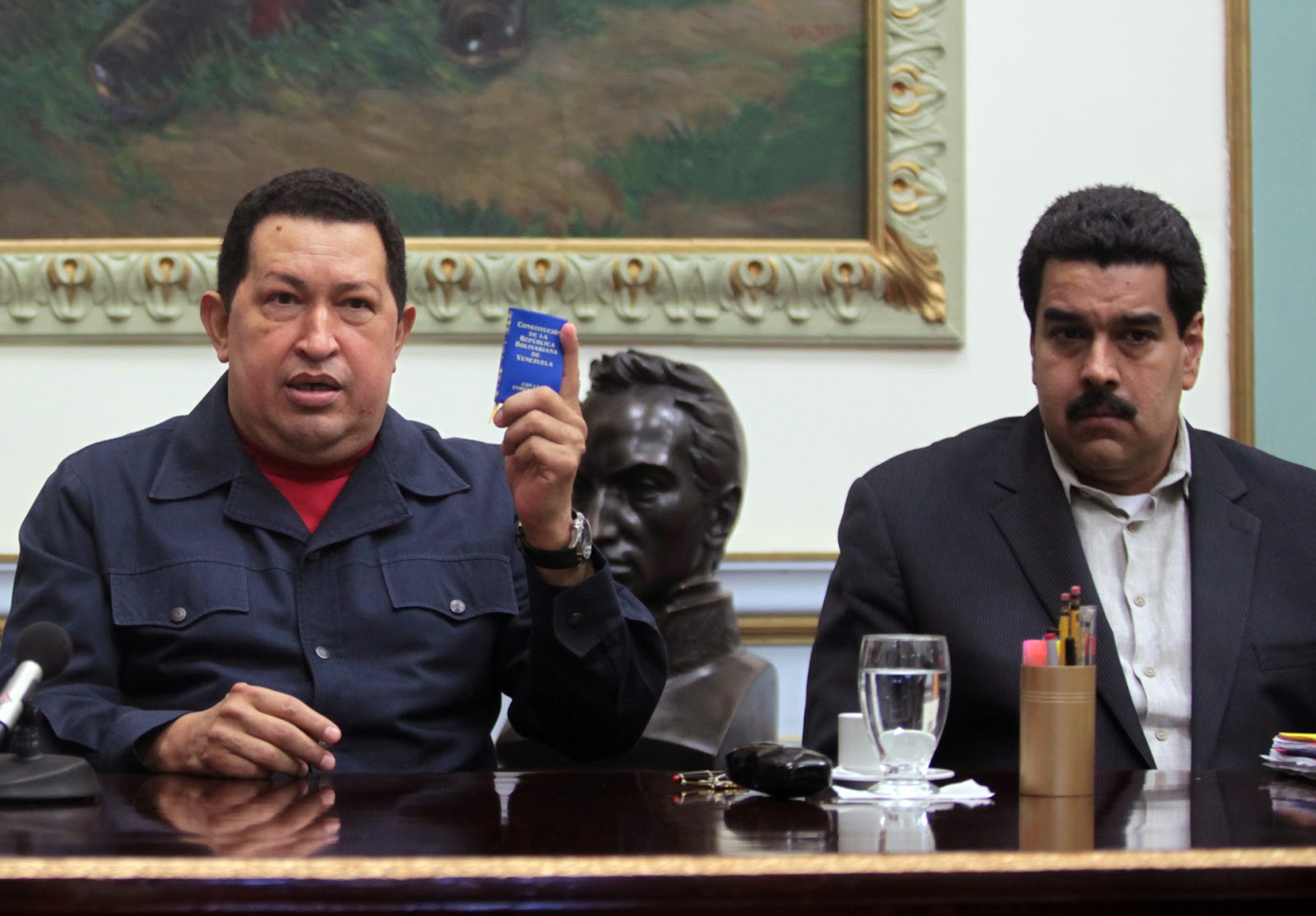 Hugo Chávez junto a Nicolás Maduro el 8 de ciciembre del 2012, con una copia de la Constitución Bolivariana (AP)
