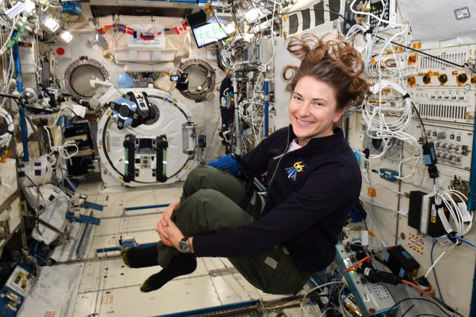  La astronauta Kayla Barron realiza ejercicios para mantenerse en forma y que la gravedad no afecte sus huesos (NASA)