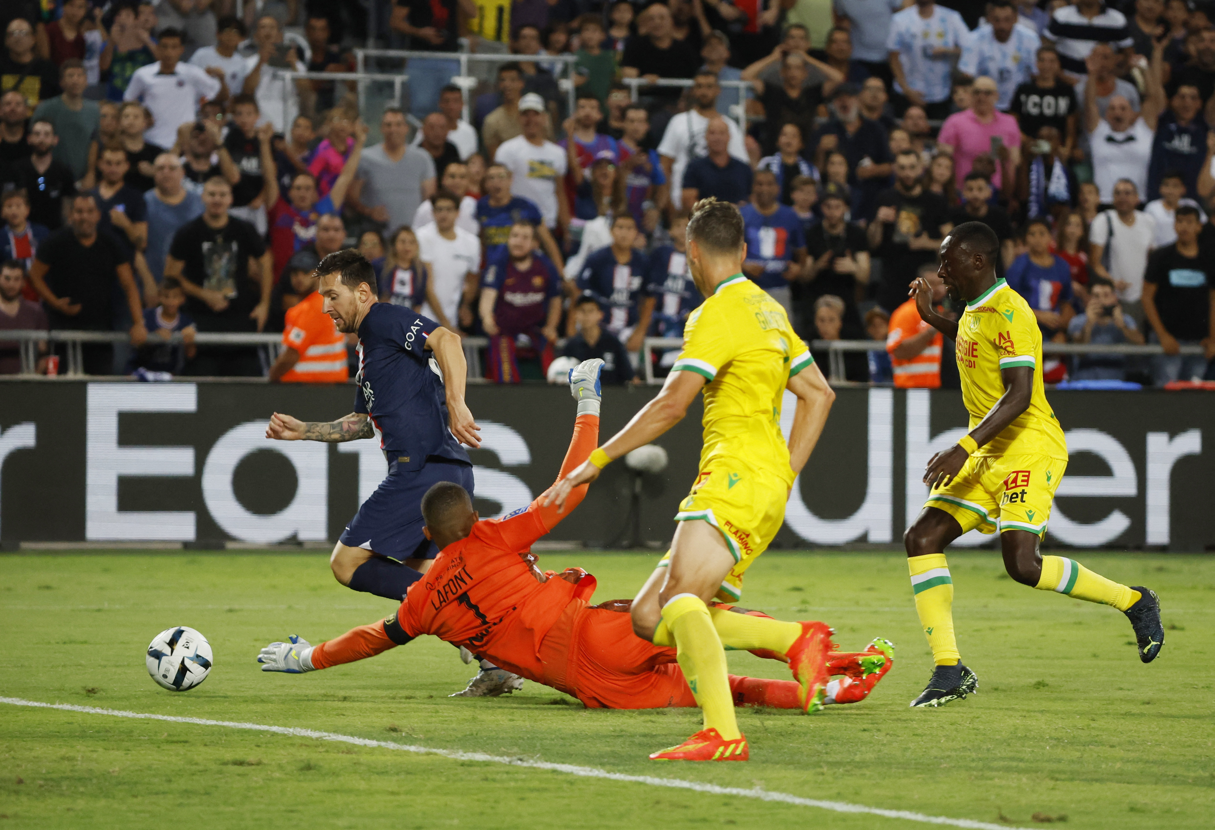 Lionel Messi a punto de culminar otra obra maestra con su golazo ante el Nantes (REUTERS/Ammar Awad)