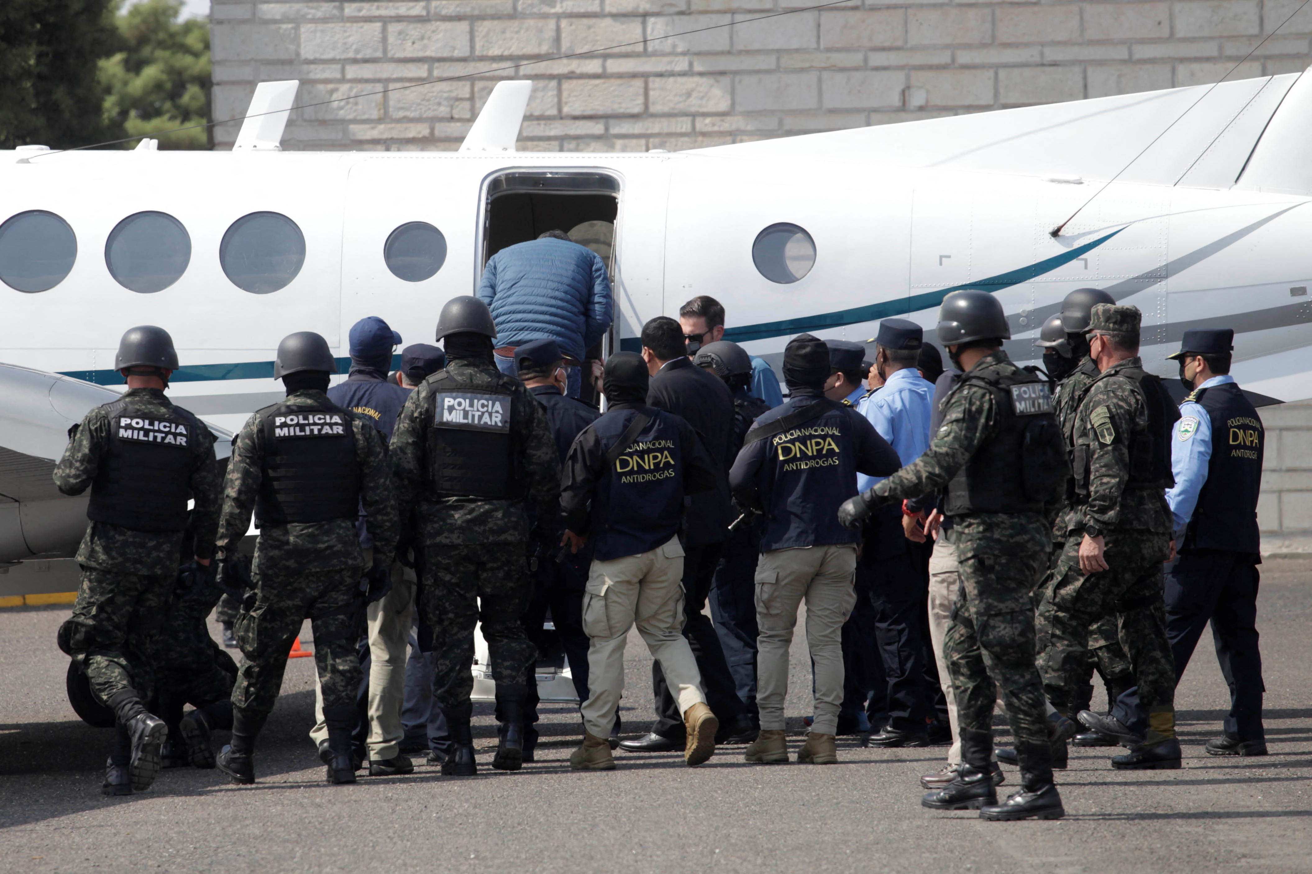 Hernández sube al avión que lo trasladó a Nueva York para ser juzgado por narcotráfico. REUTERS/Fredy Rodriguez