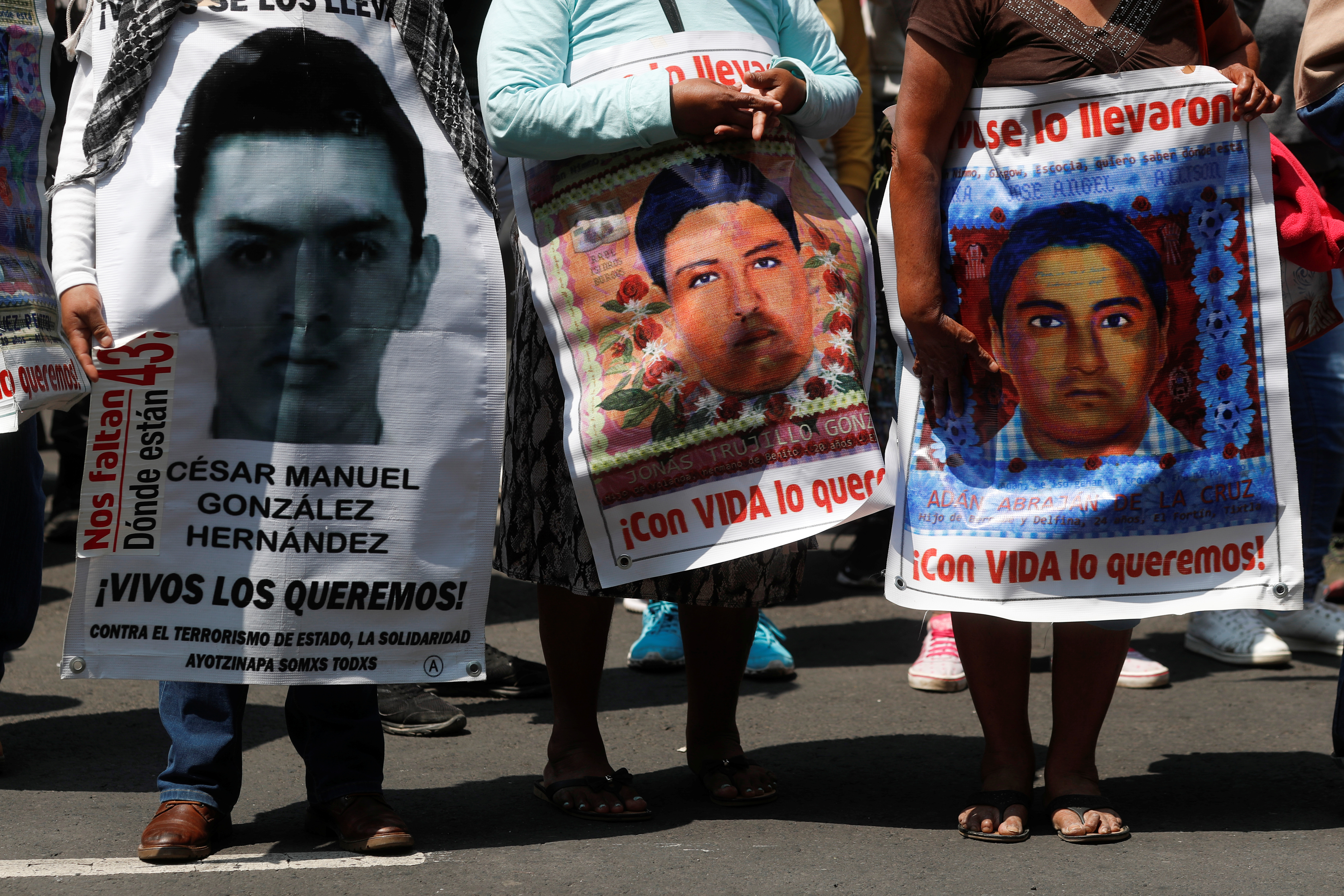 Familiares de estudiantes desaparecidos sostienen carteles durante una protesta frente a la Corte Suprema de Justicia, antes del sexto aniversario de la desaparición de 43 estudiantes de la Escuela Normal Rural de Ayotzinapa, en la Ciudad de México, México 23 de septiembre de 2020.
