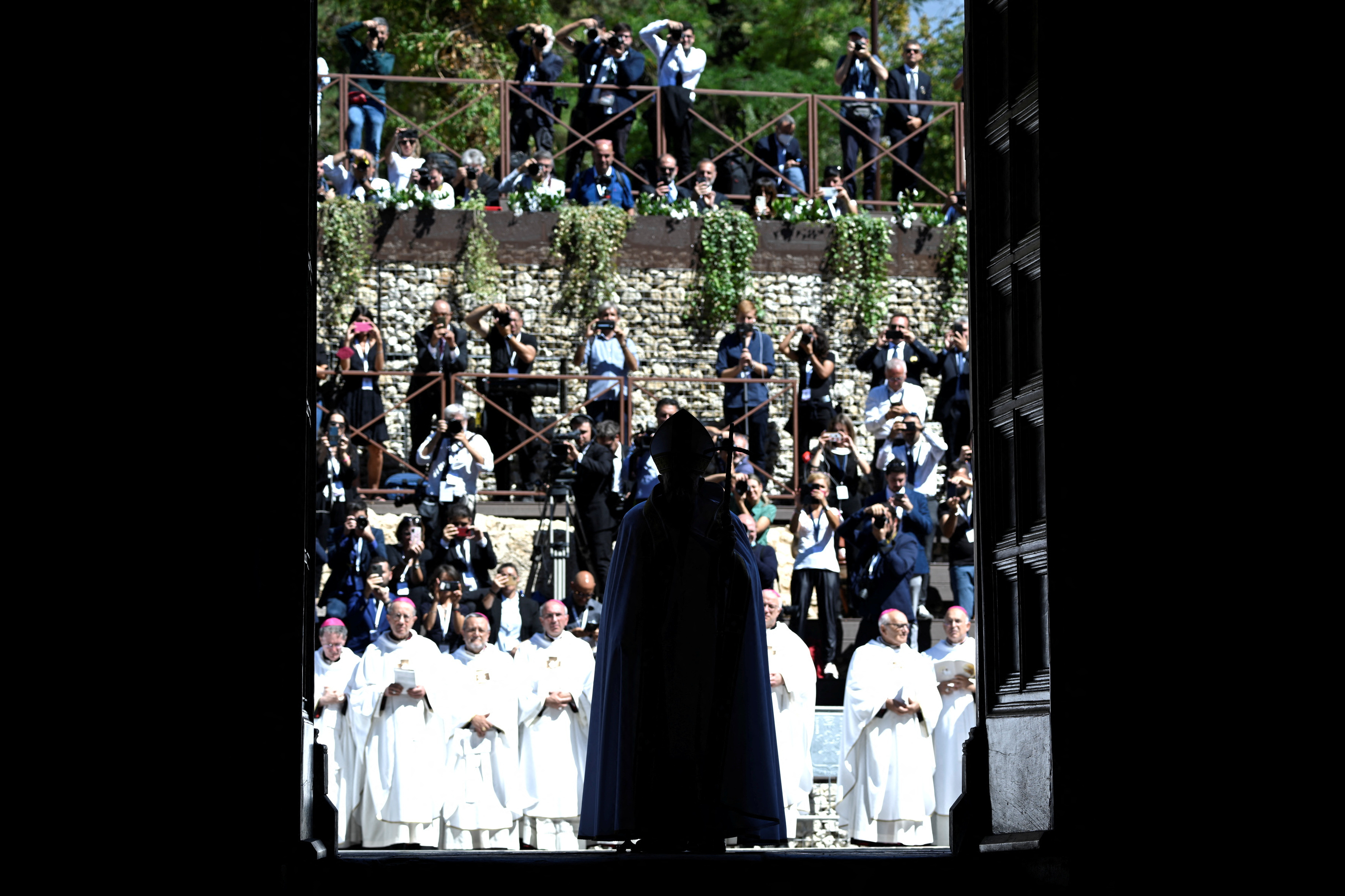 El papa argentino ha aprovechado la ocasión para presidir una misa en la plaza de la Basílica de Santa María en Collemaggio, donde está enterrado Celestino V. Vatican Media/­Handout via REUTERS    