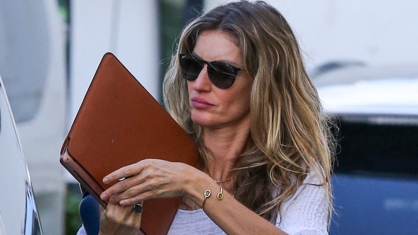 Gisele Bündchen leaving her lawyer's office in Florida (The Grosby Group)