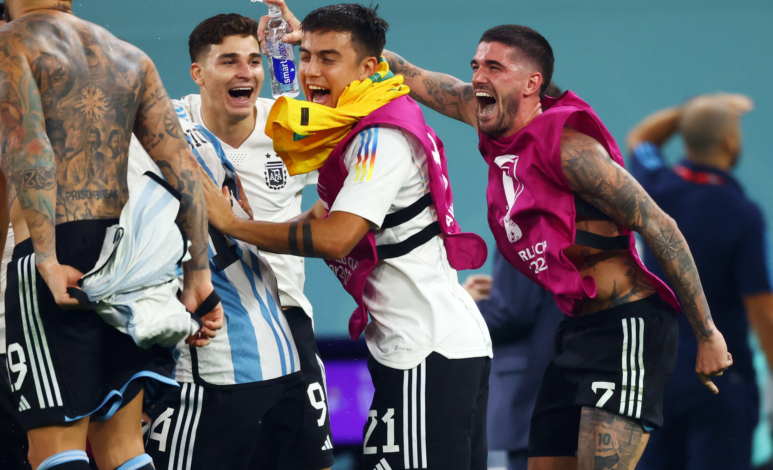 El festejo de Dybala, junto a Julián Álvarez y De Paul, tras la clasificación de Argentina ante Australia (REUTERS/Bernadett Szabo)