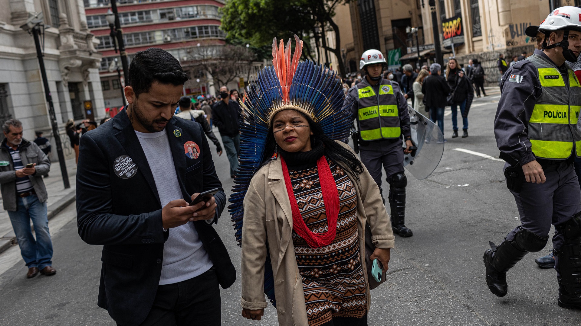 Sônia Guajajara participa en una marcha en la Universidad de São Paulo en agosto (Washington Post/Rafael Vilela)