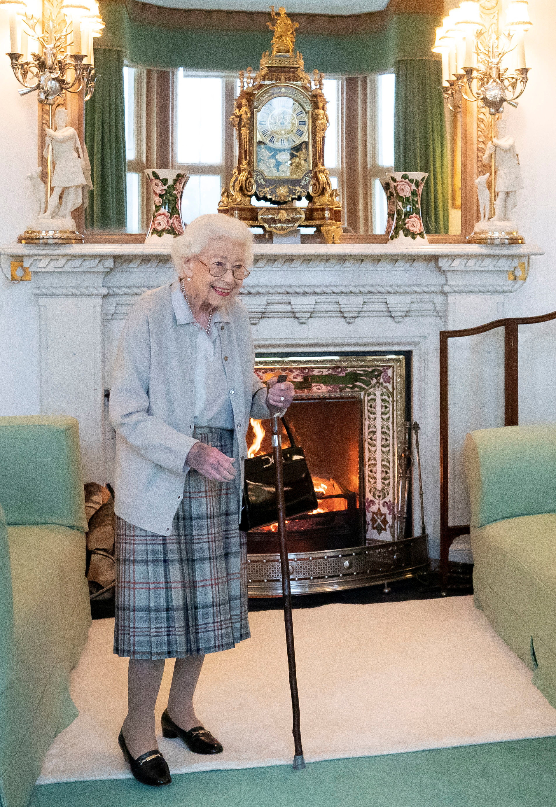 La regina Elisabetta aspetta che Liz Truss riceva udienza al castello di Balmoral, in Scozia, il 6 settembre 2022 (Reuters)