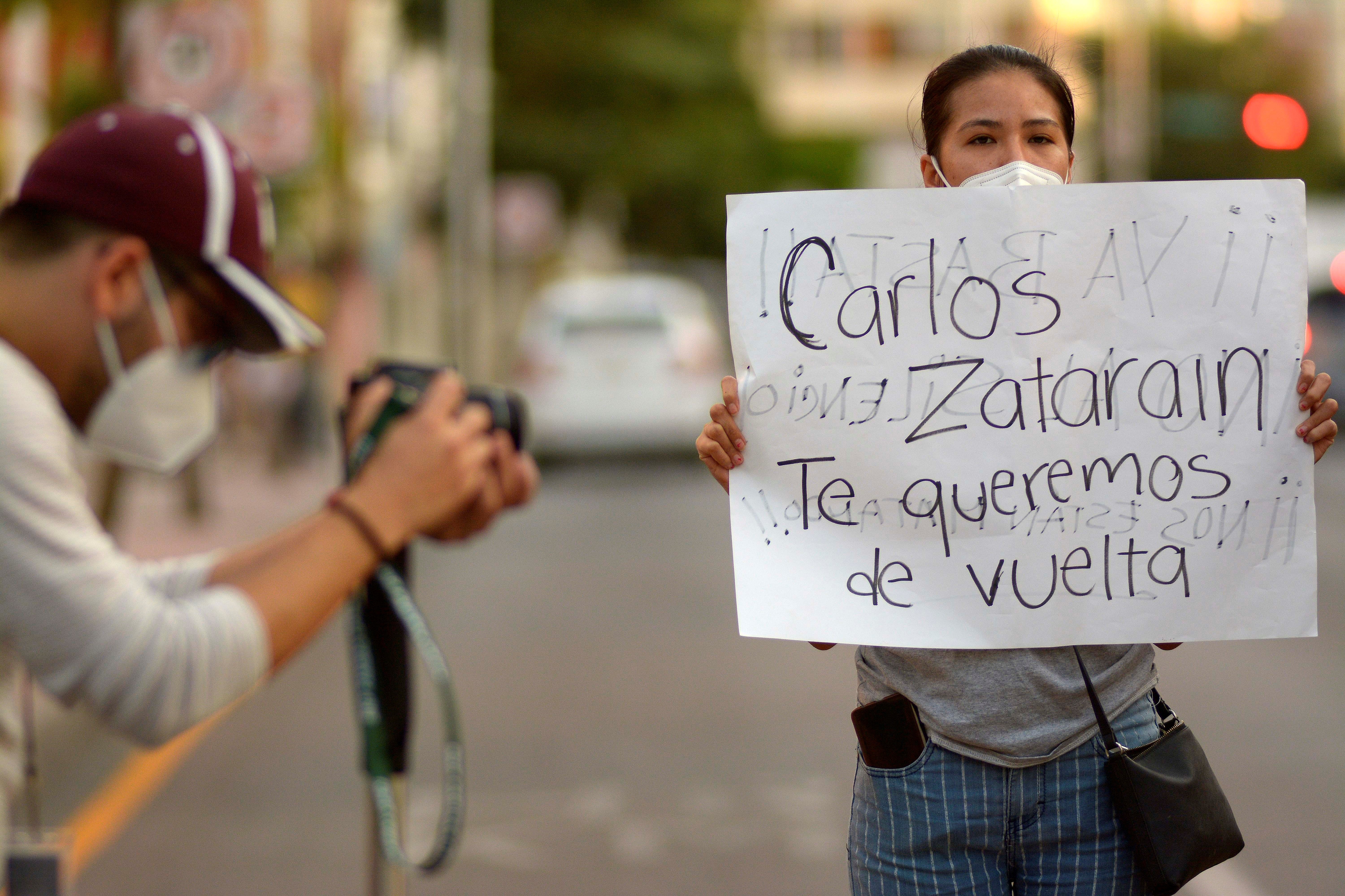 Fotografía de archivo de colegas y familiares que se manifiestan para pedir el regreso del comunicador Carlos Zataráin, secuestrado en la ciudad de Mazatlán, en el estado de Sinaloa (México). EFE/ Juan Carlos Cruz
