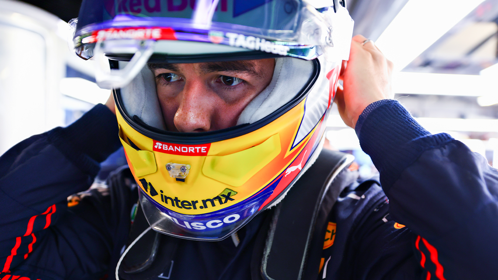 Sergio “Checo” Pérez tuvo que ceder el primer lugar del podio a Max Verstappen (Foto: Twitter/@redbullracing)